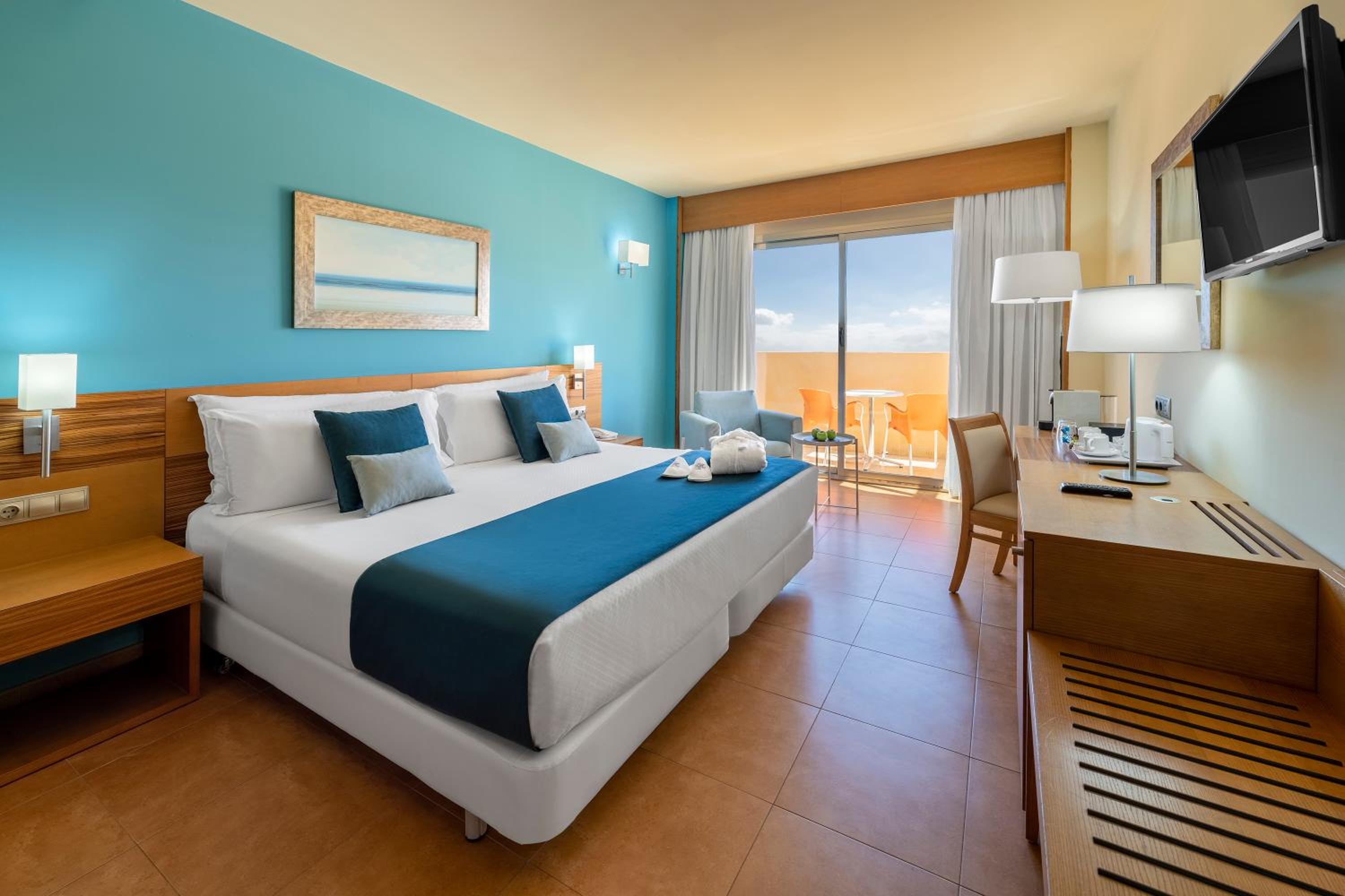 Double Room with Side Sea View - Photo 1