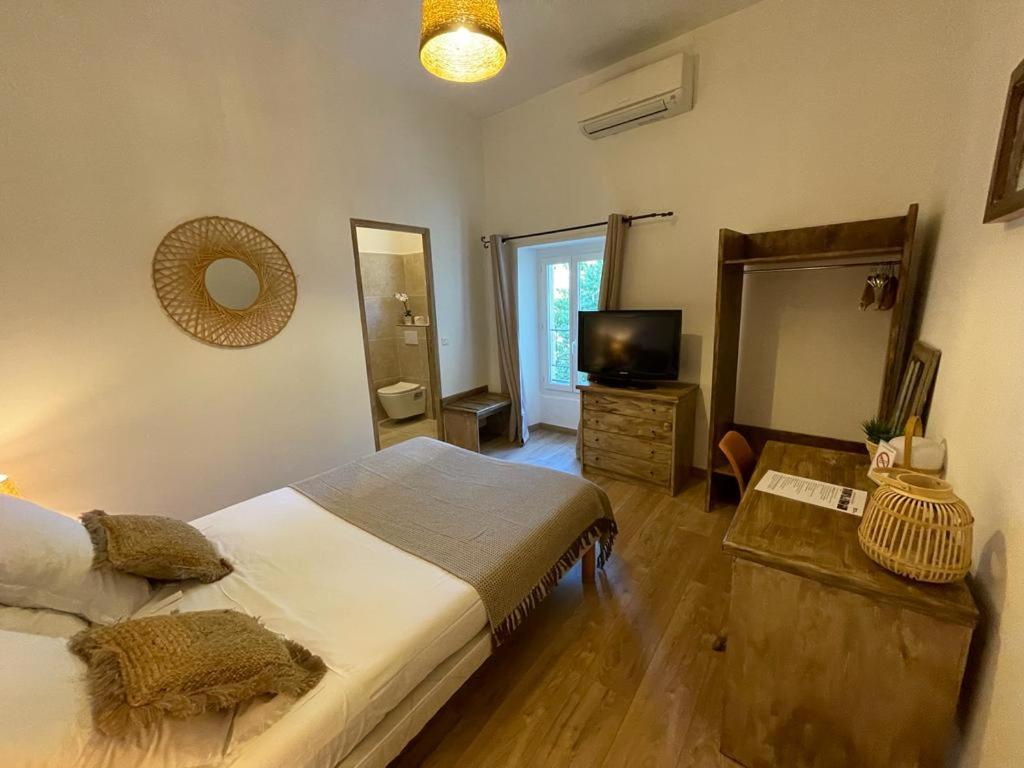 Large Double Room - Photo 6
