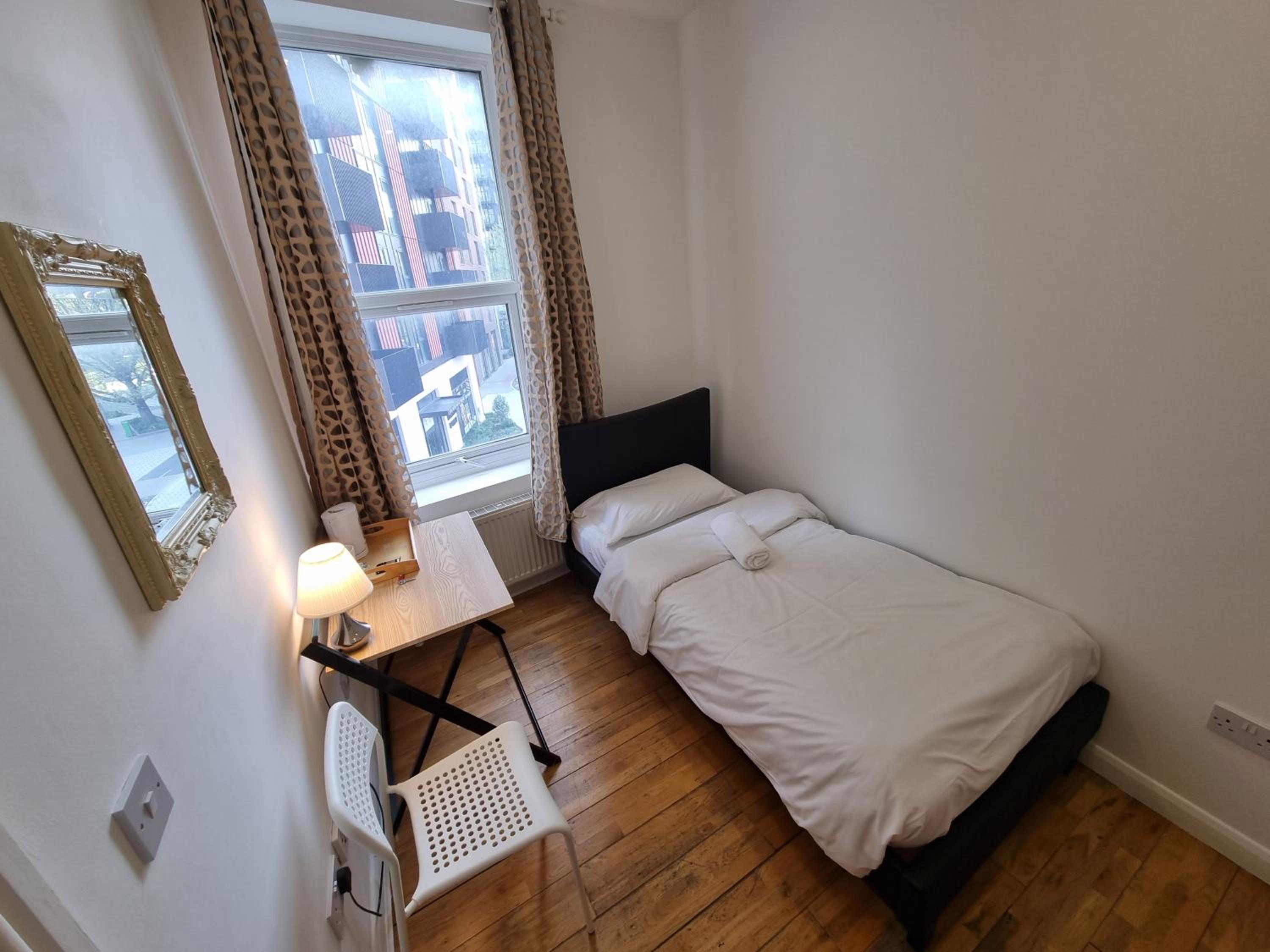 Single Room with Private Bathroom photo 2