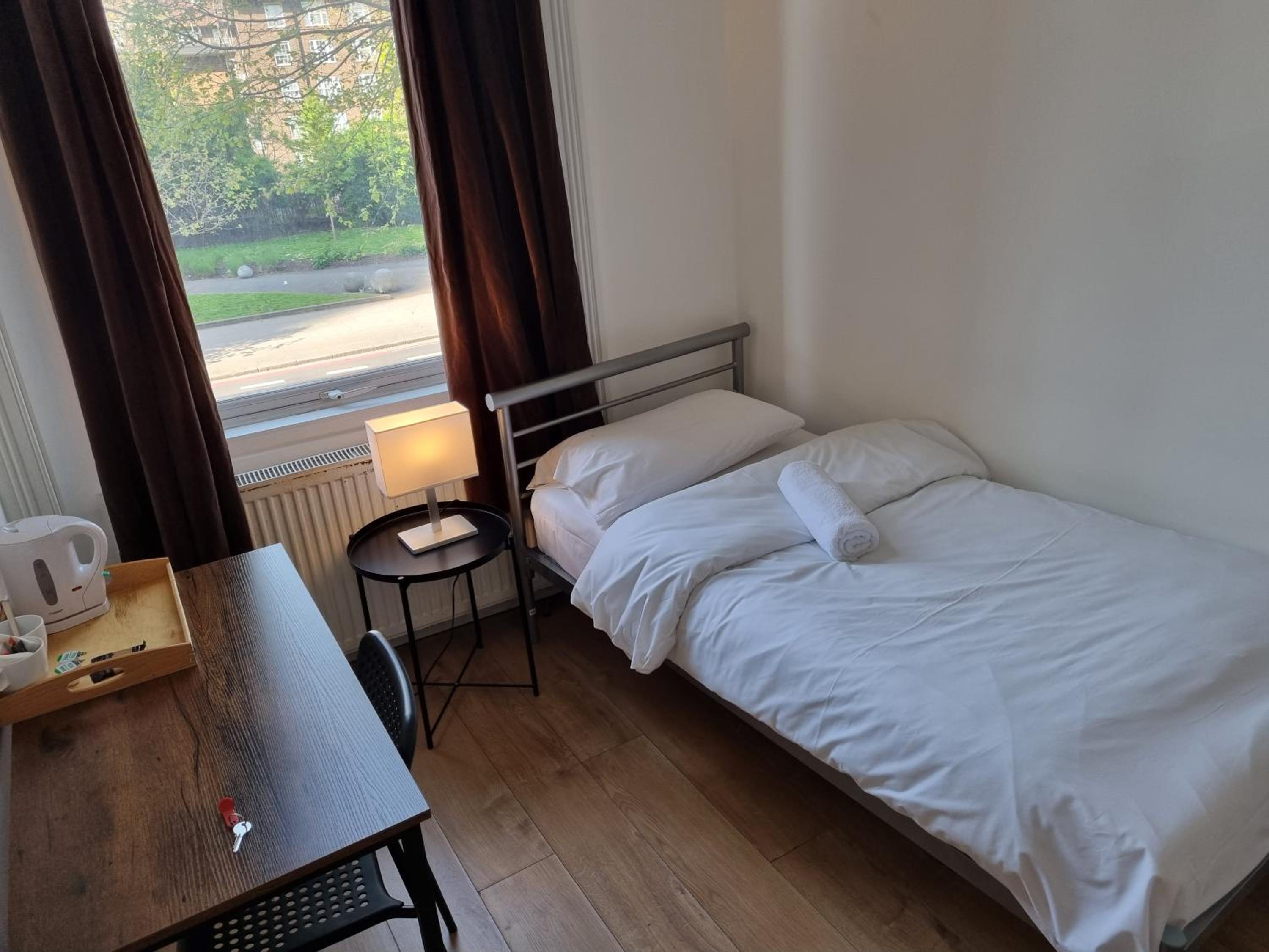 Single Room with Private Bathroom photo 1