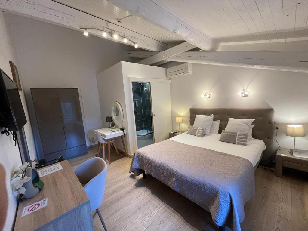 Large Double Room - Photo 5