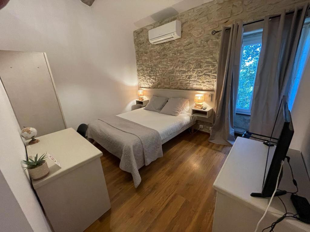 Large Double Room - Photo 1
