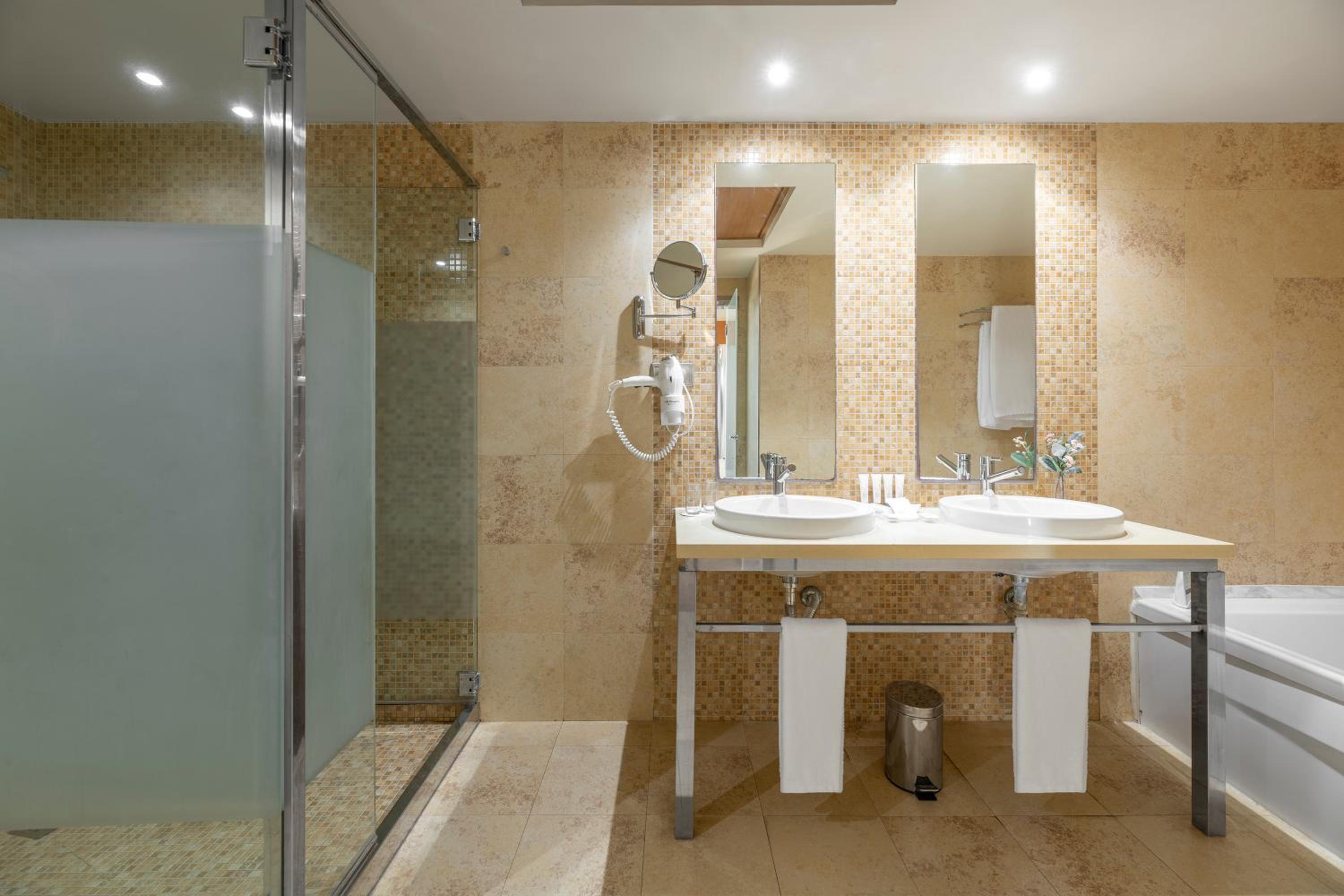 Junior Suite (3 Adults) - Photo 2