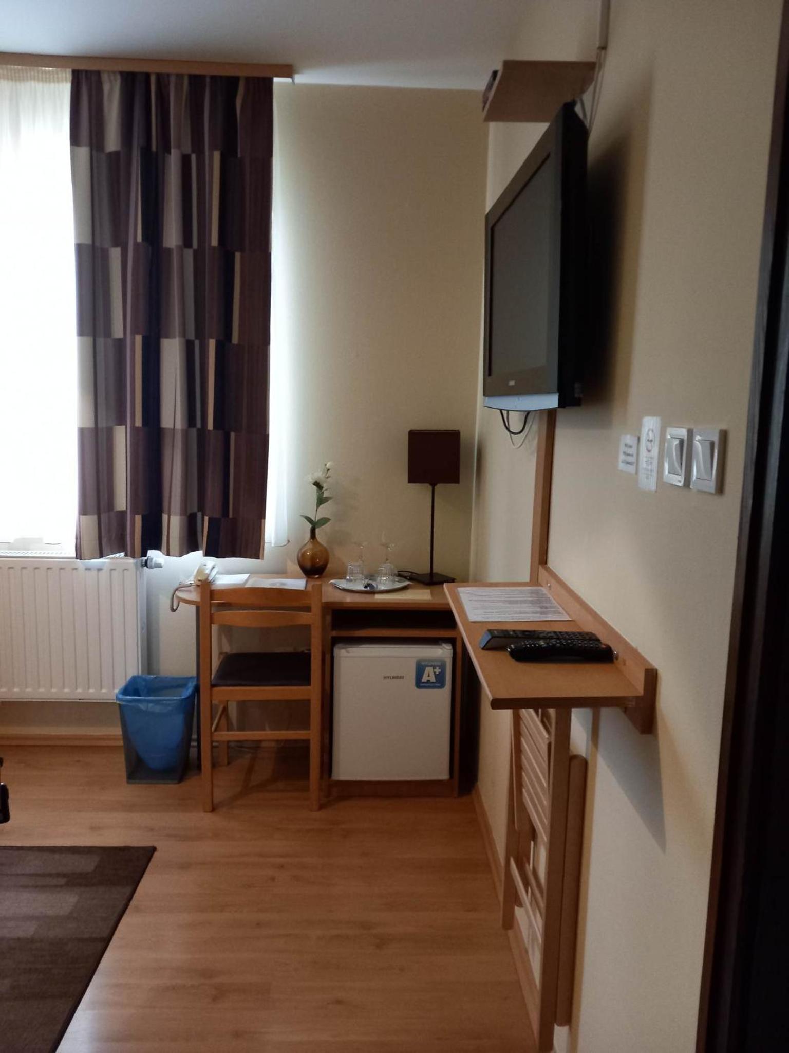 Double or Twin Room - Photo 5