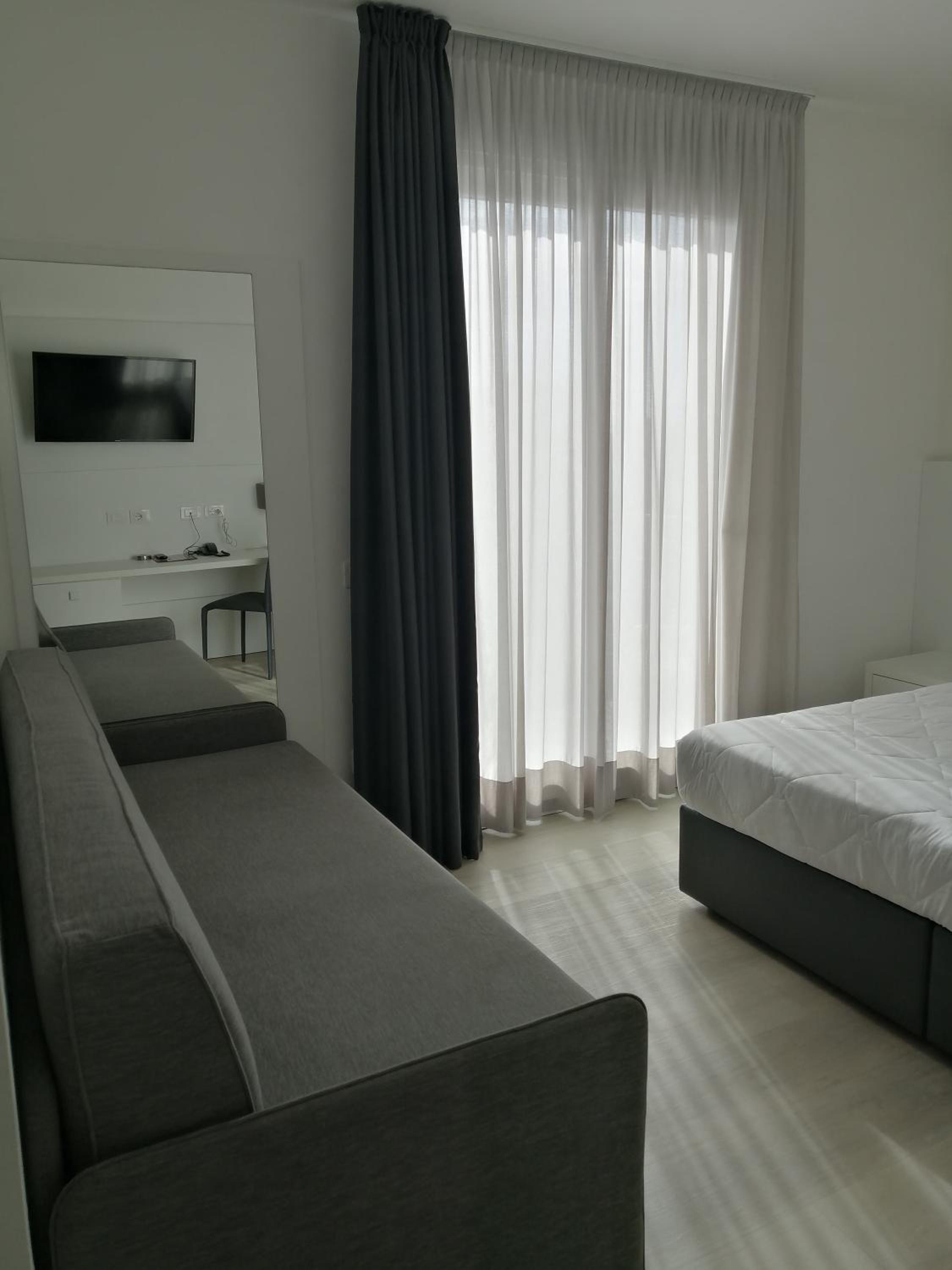 Deluxe Suite with Lateral Sea View photo 1