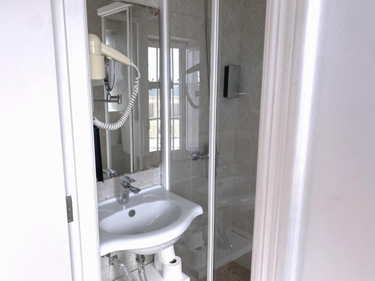 Double Room with Balcony  and Front Sea View - Photo 7