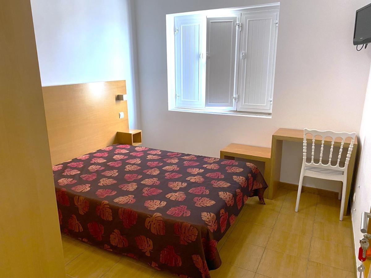 Double Room with Side Sea View - Photo 1