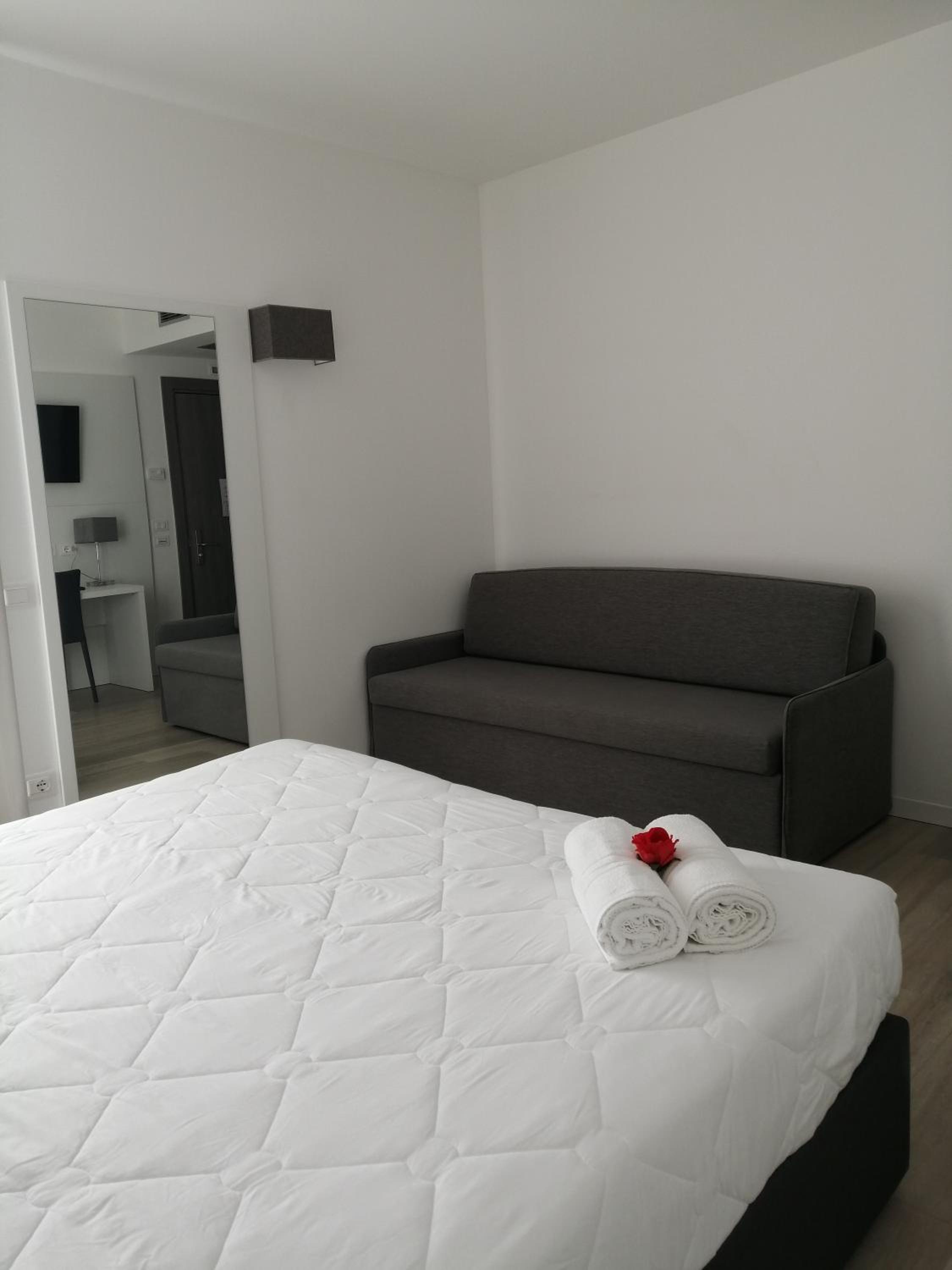 Deluxe Suite with Lateral Sea View photo 3