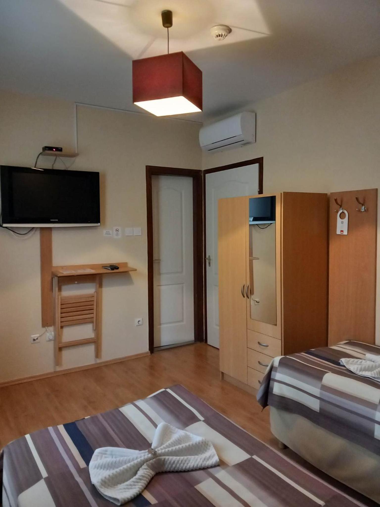 Double or Twin Room - Photo 7