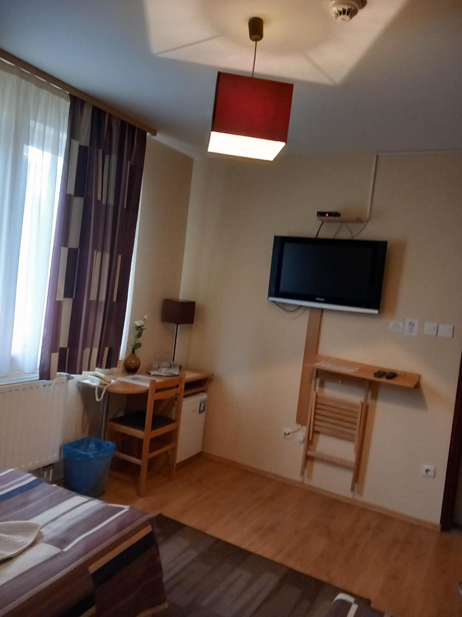 Double or Twin Room - Photo 6