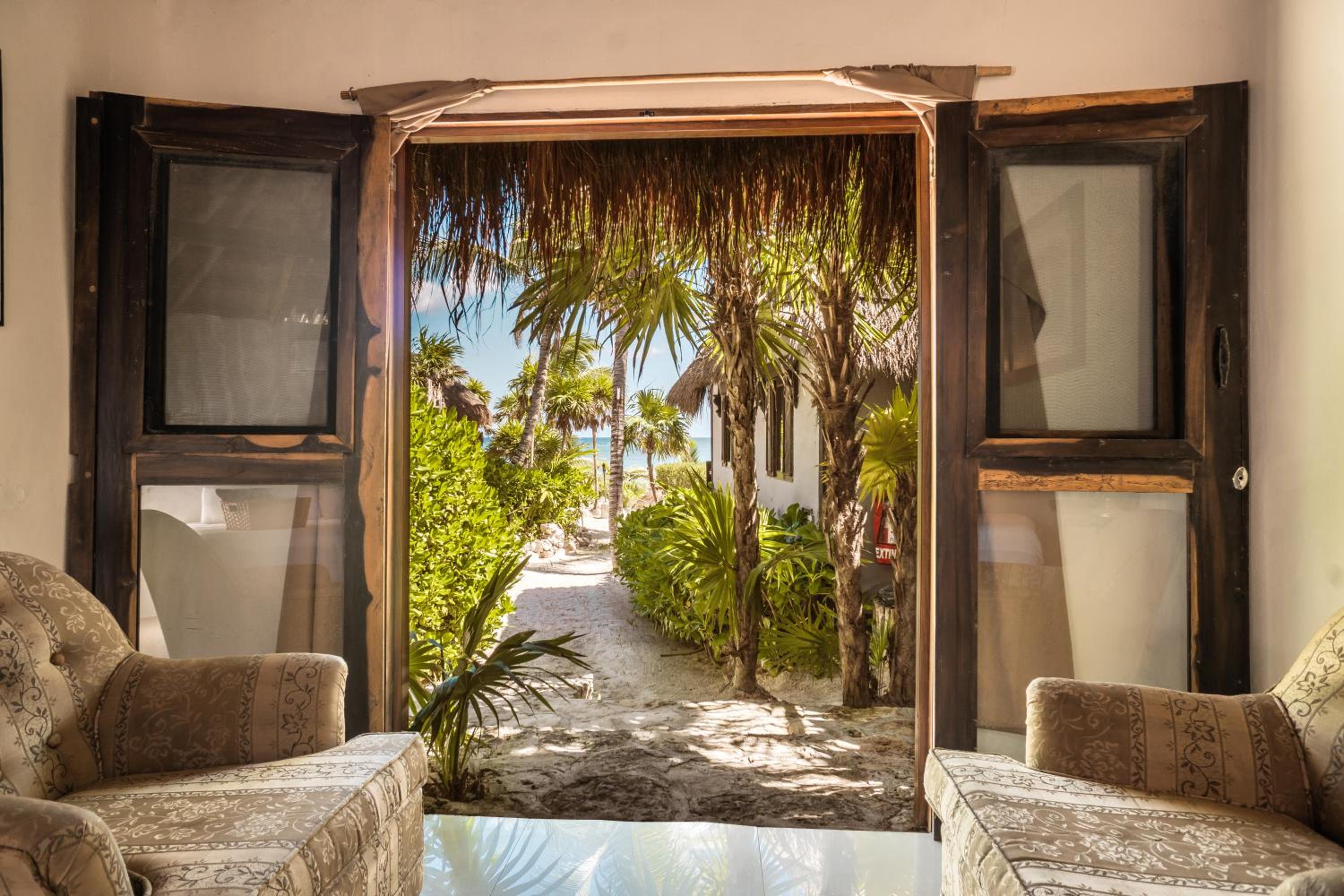 Double Room with Private Bathroom - Photo 9