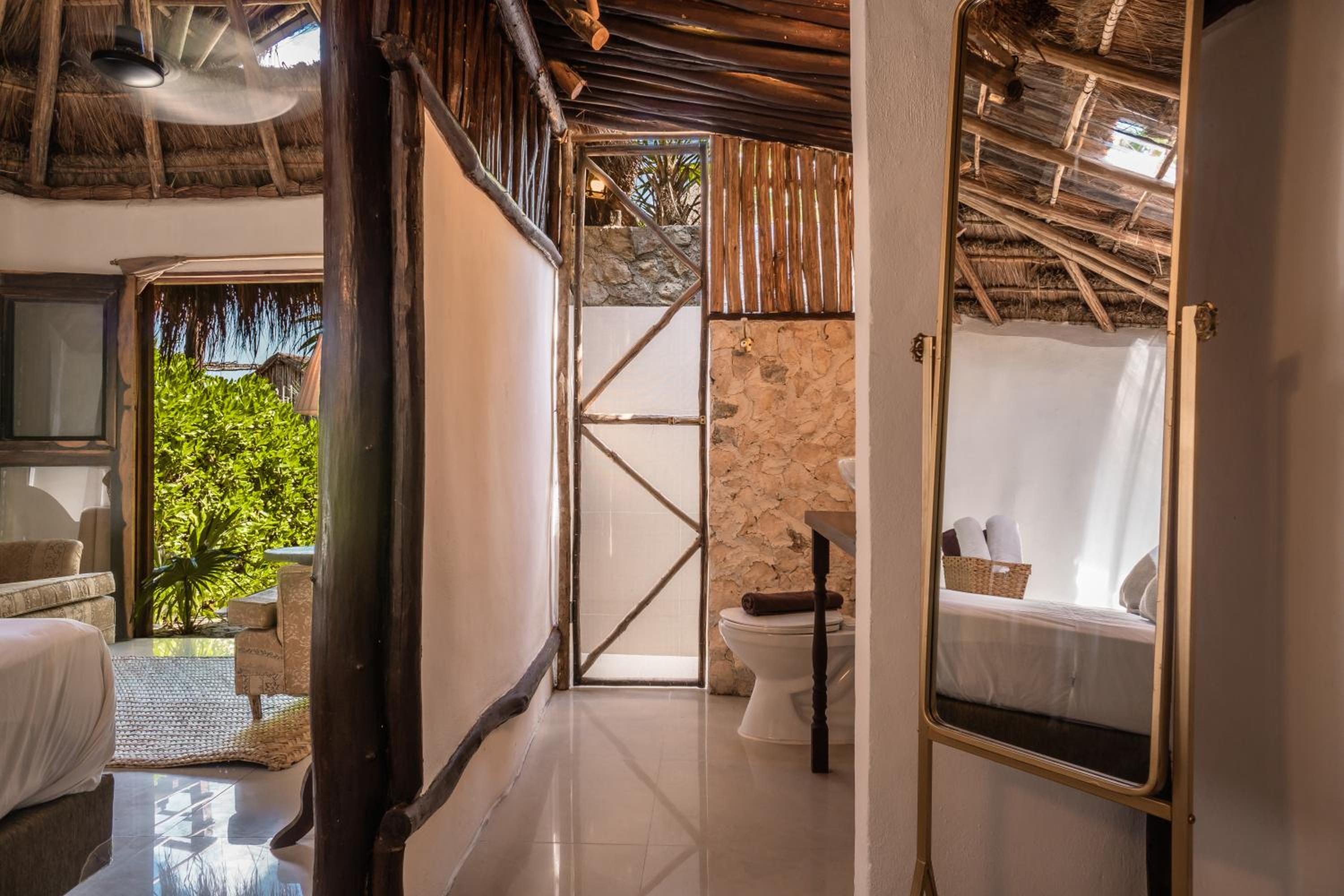 Double Room with Private Bathroom - Photo 2