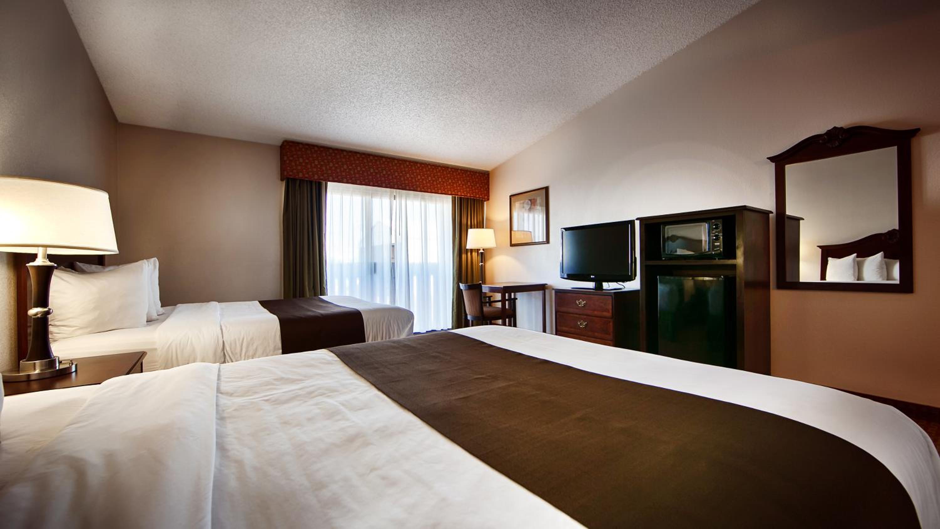 Queen Room with Two Queen Beds - Photo 2