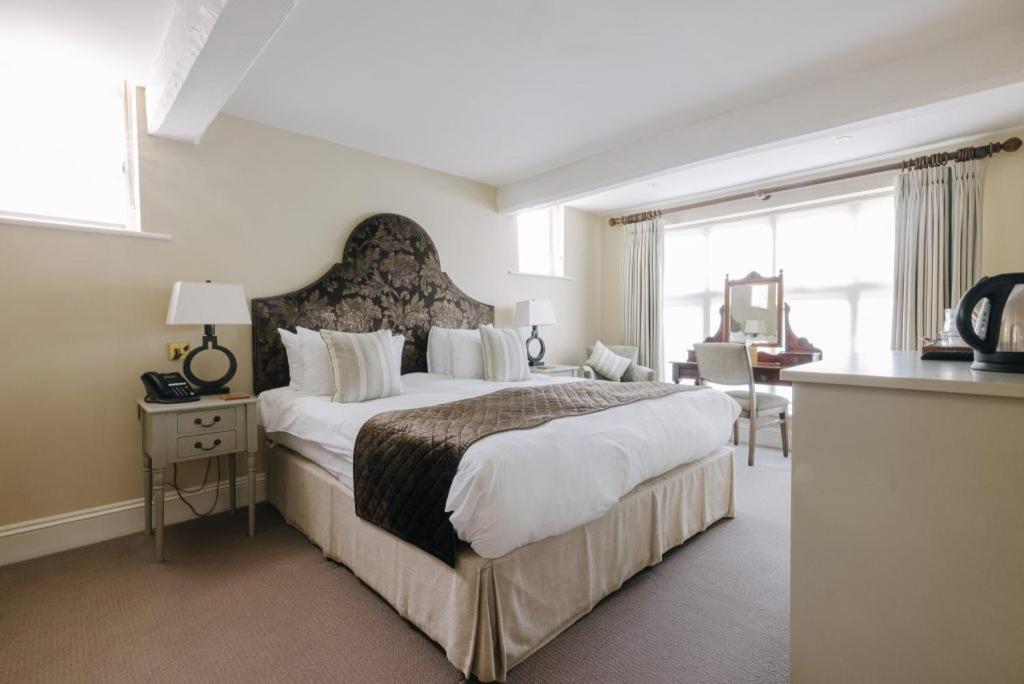 Room 17 – Fushia Deluxe Double Room