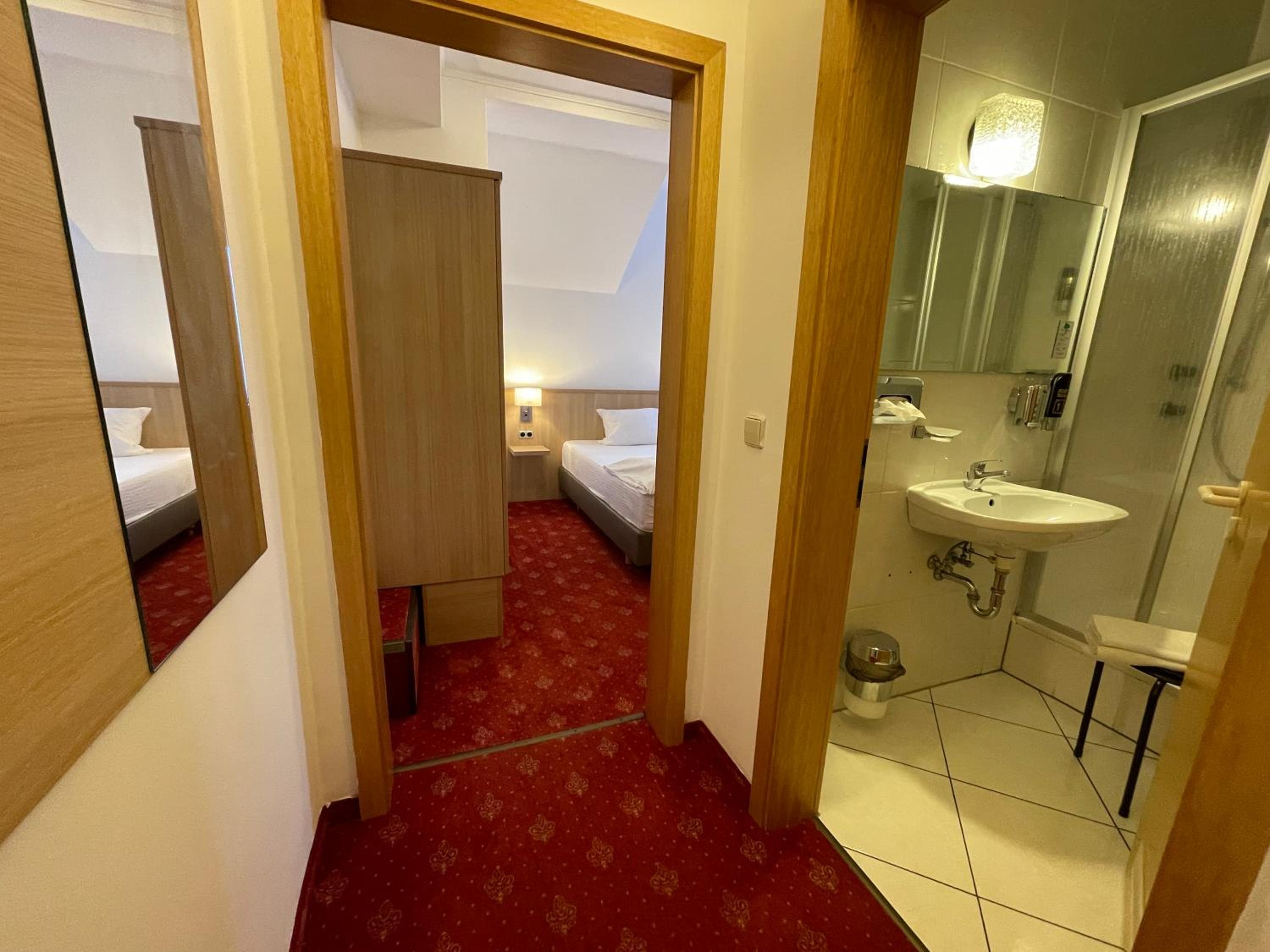 Single Room - Photo 5