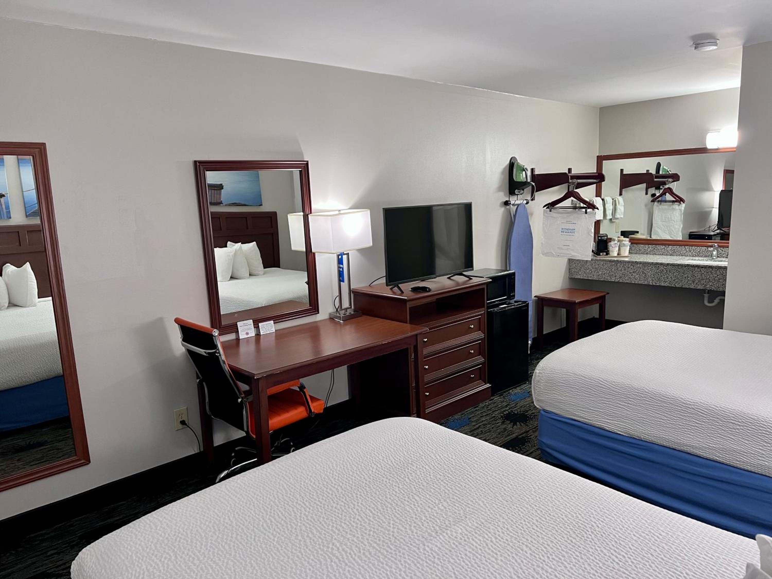 Double Room with Two Double Beds - Smoking - Photo 2
