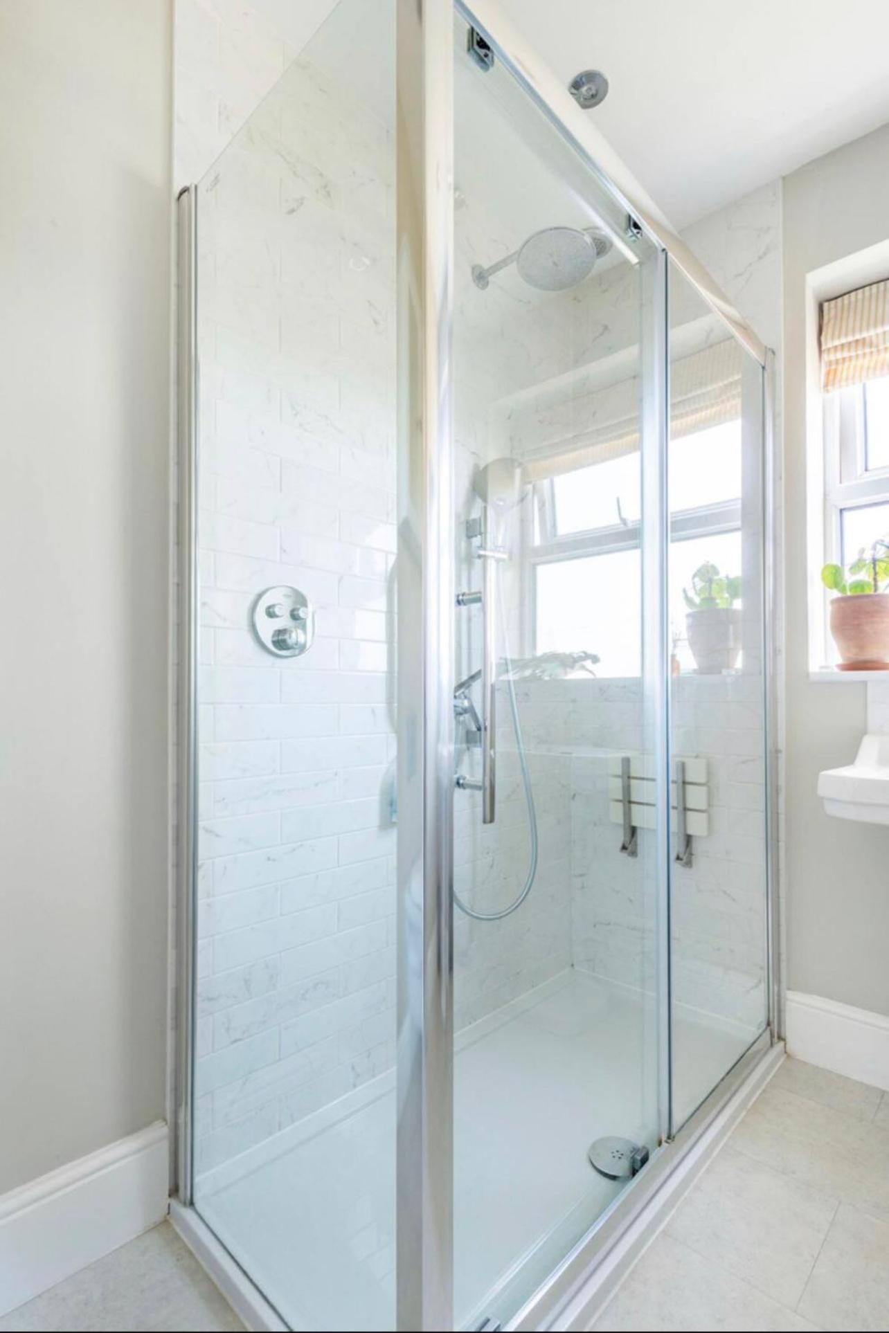 Double Room with Private Bathroom - Photo 18