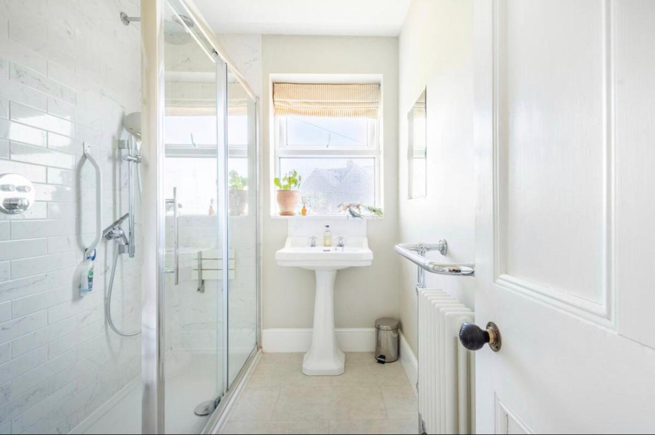 Double Room with Private Bathroom - Photo 20