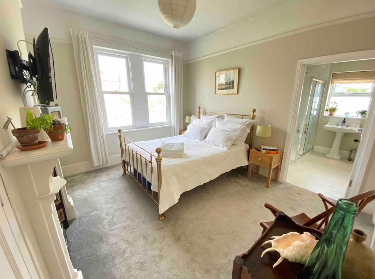 Double Room with Private Bathroom - Photo 12