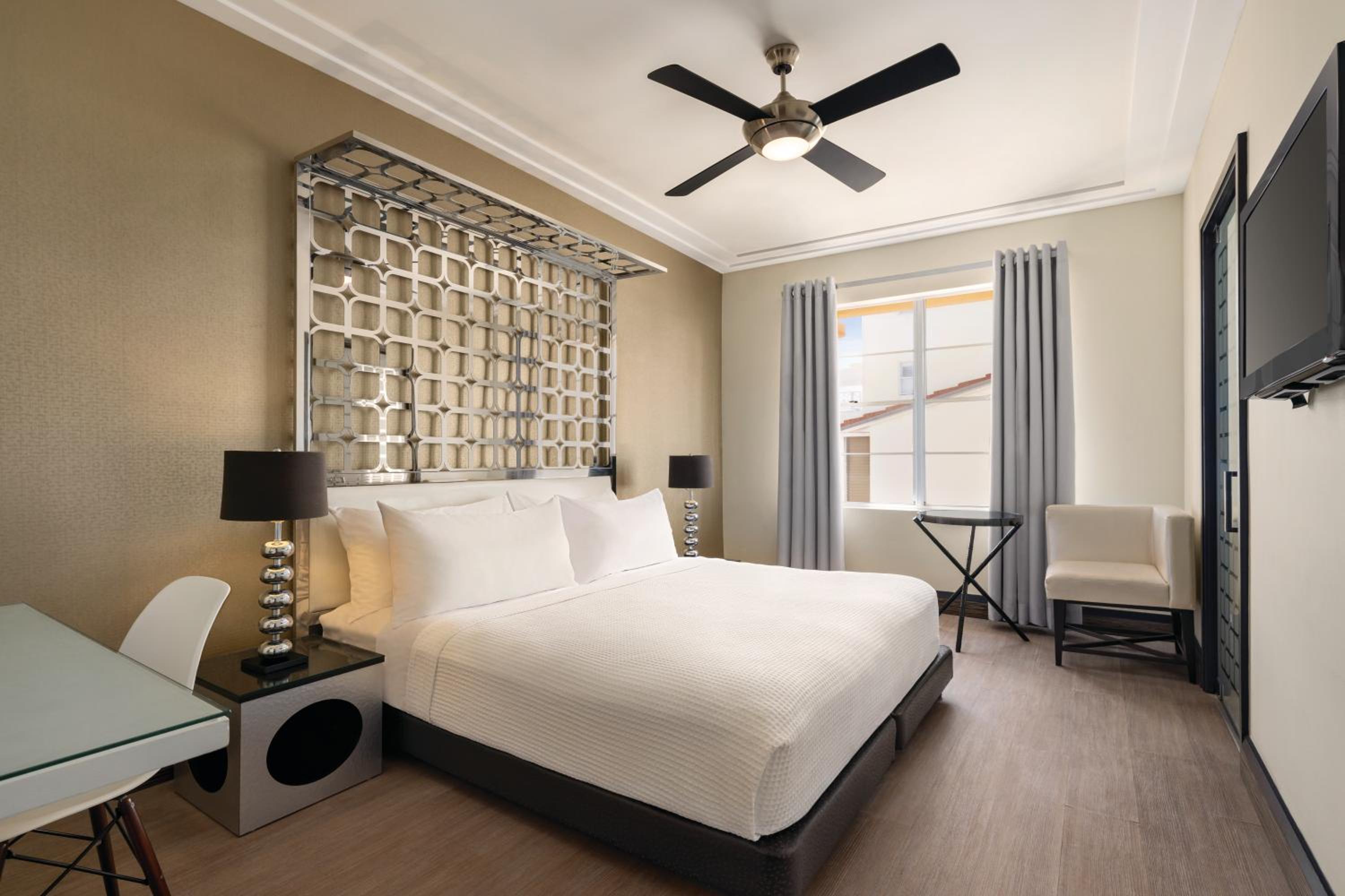 Deluxe King Room - Photo 1