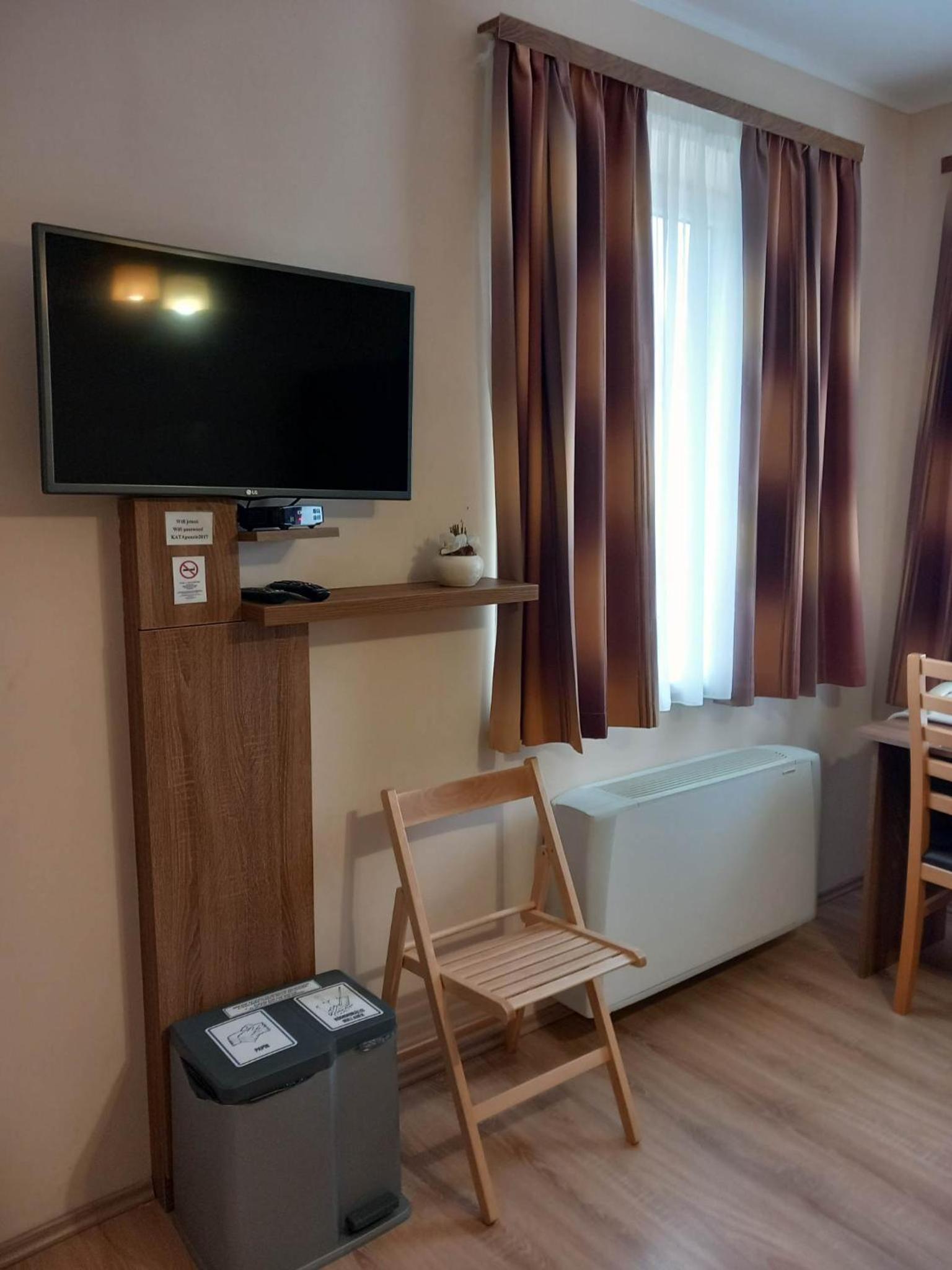 Double or Twin Room - Photo 9