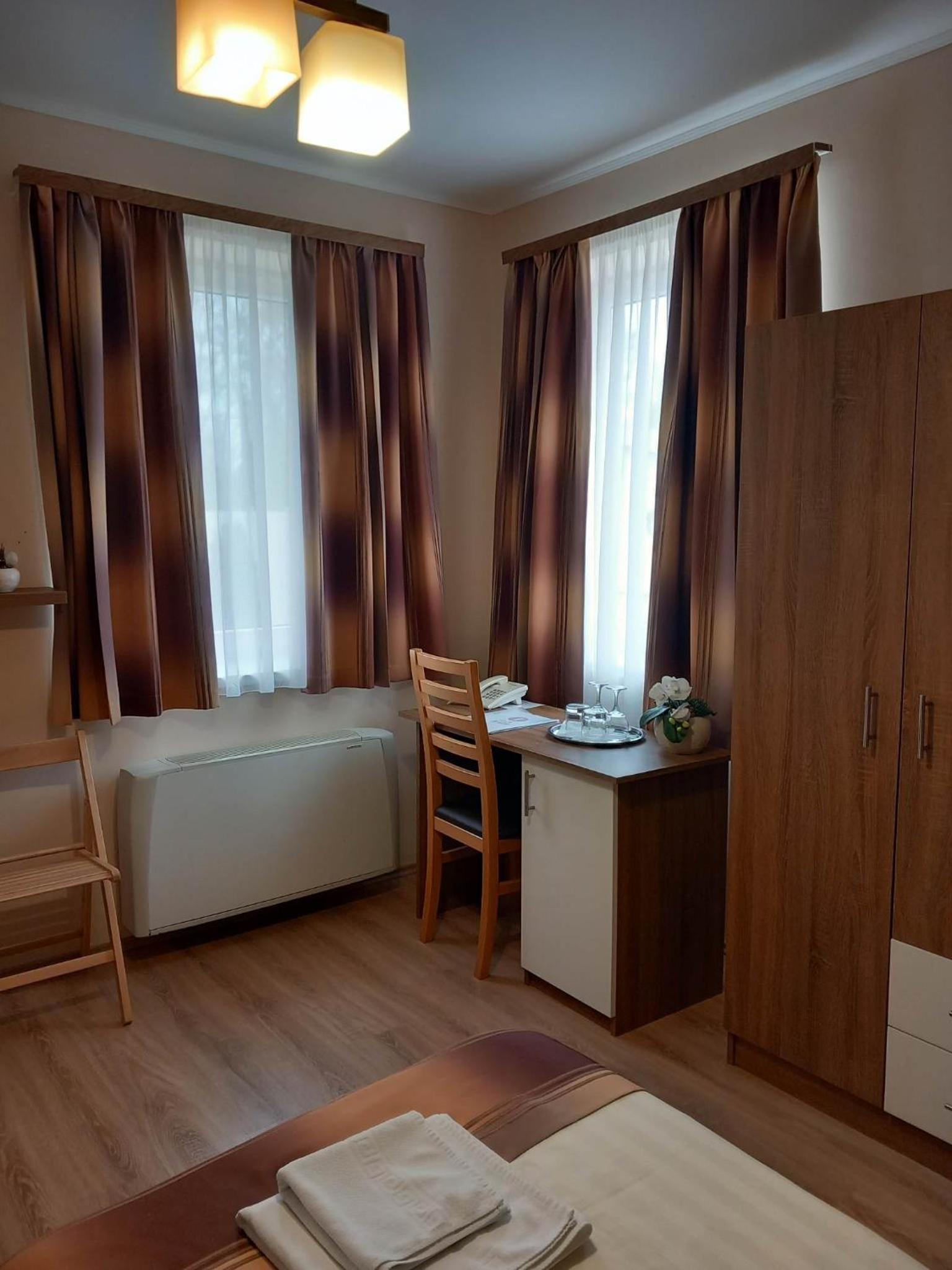 Double or Twin Room - Photo 11