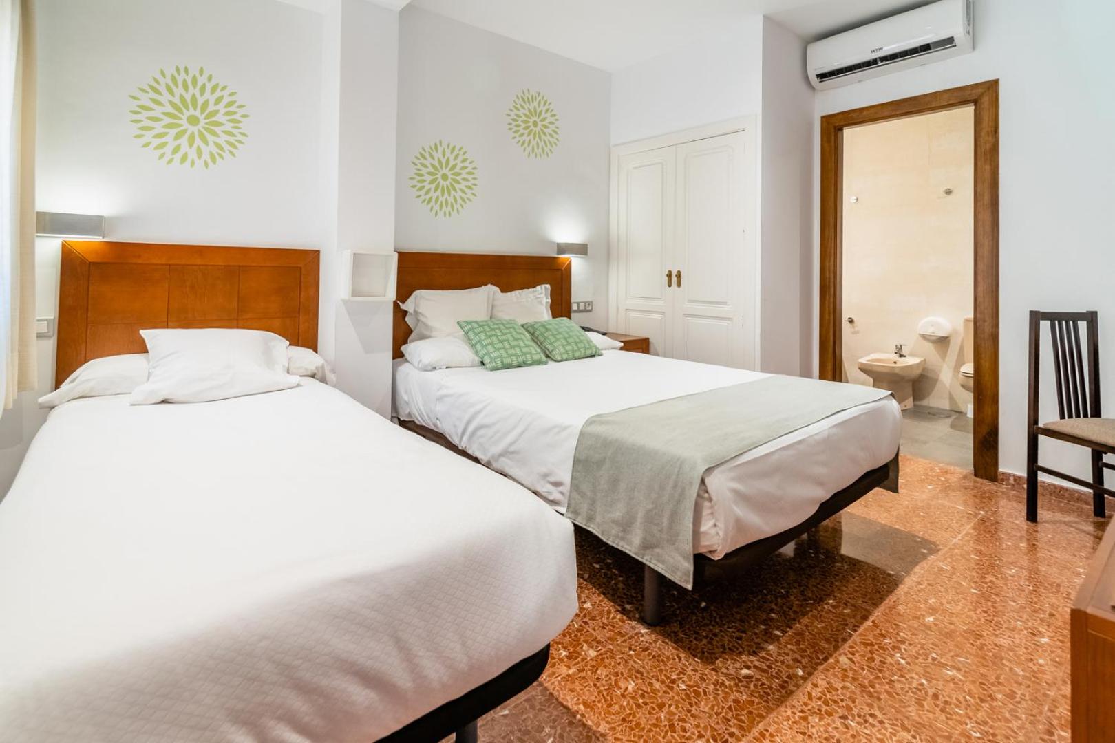 Habitación triple económica con estacionamiento.