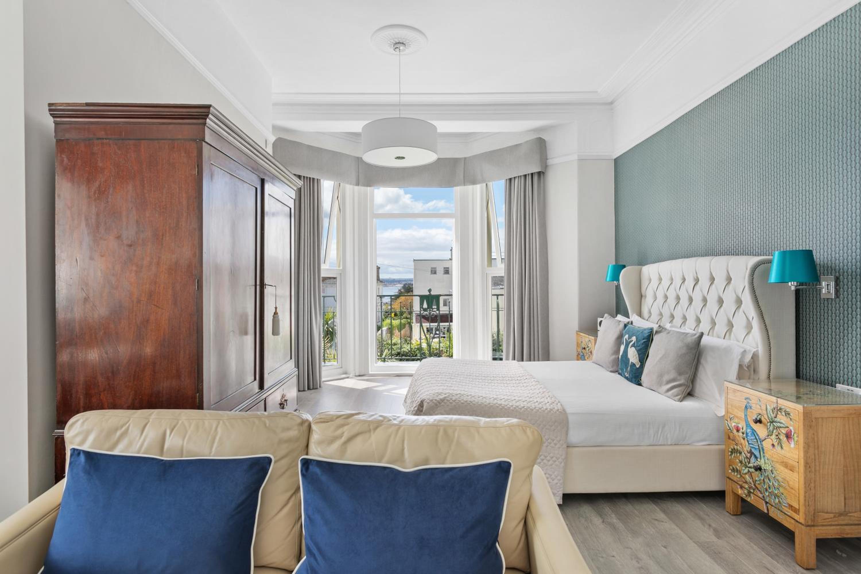 Balcony Suite with Partial Sea View photo 2