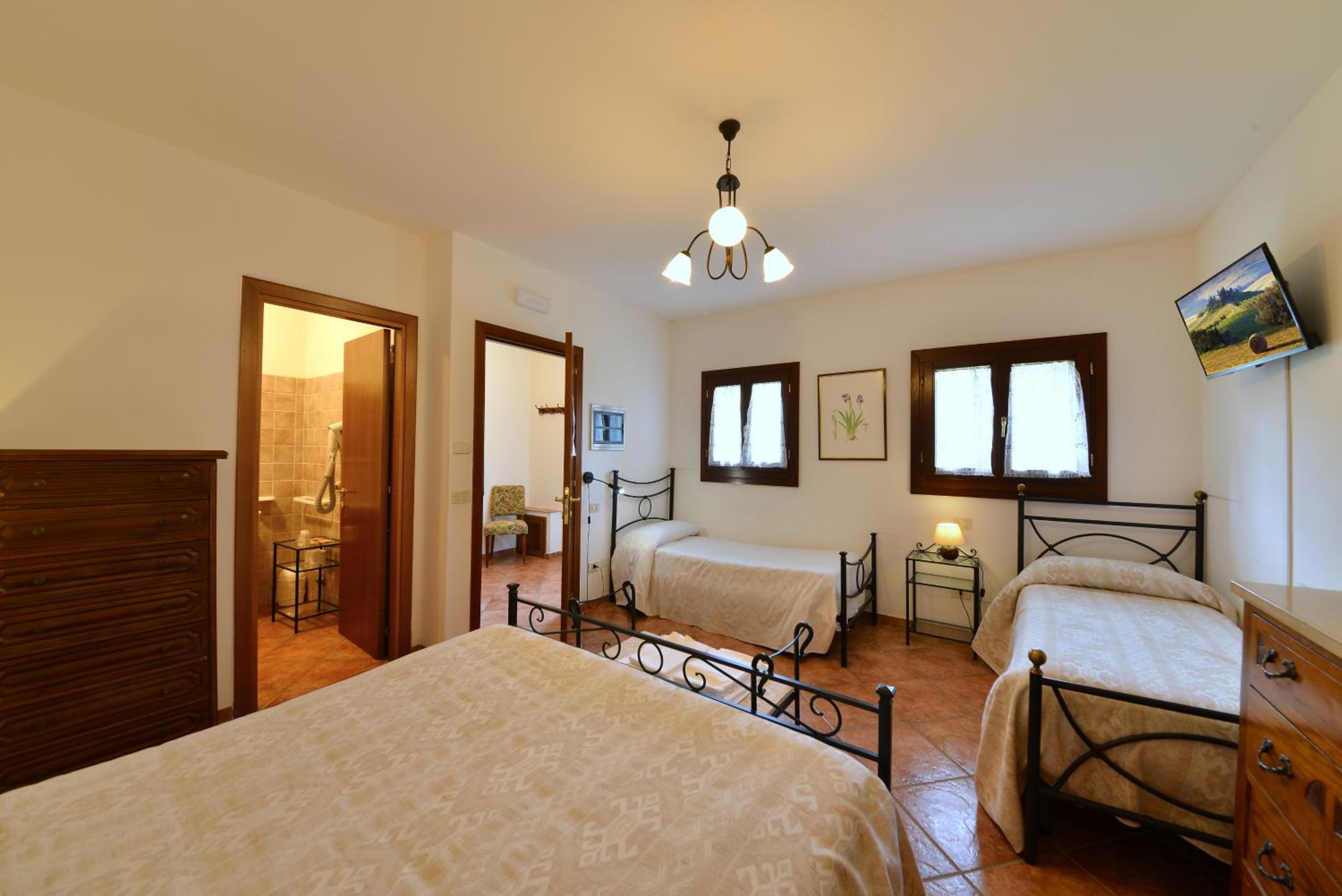 Quadruple Room - Photo 7