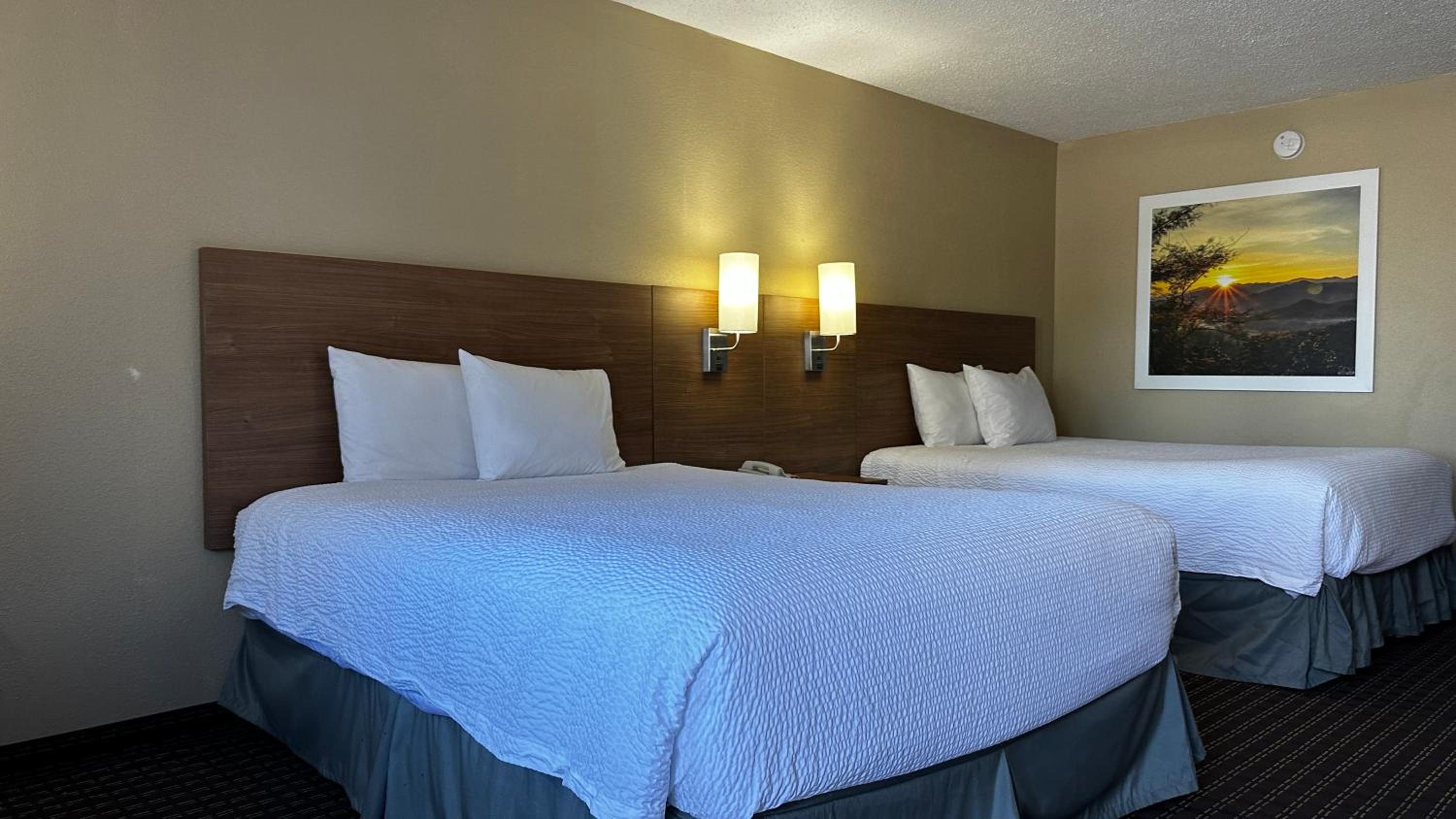 Queen Room with Two Queen Beds - Non-Smoking - Photo 1