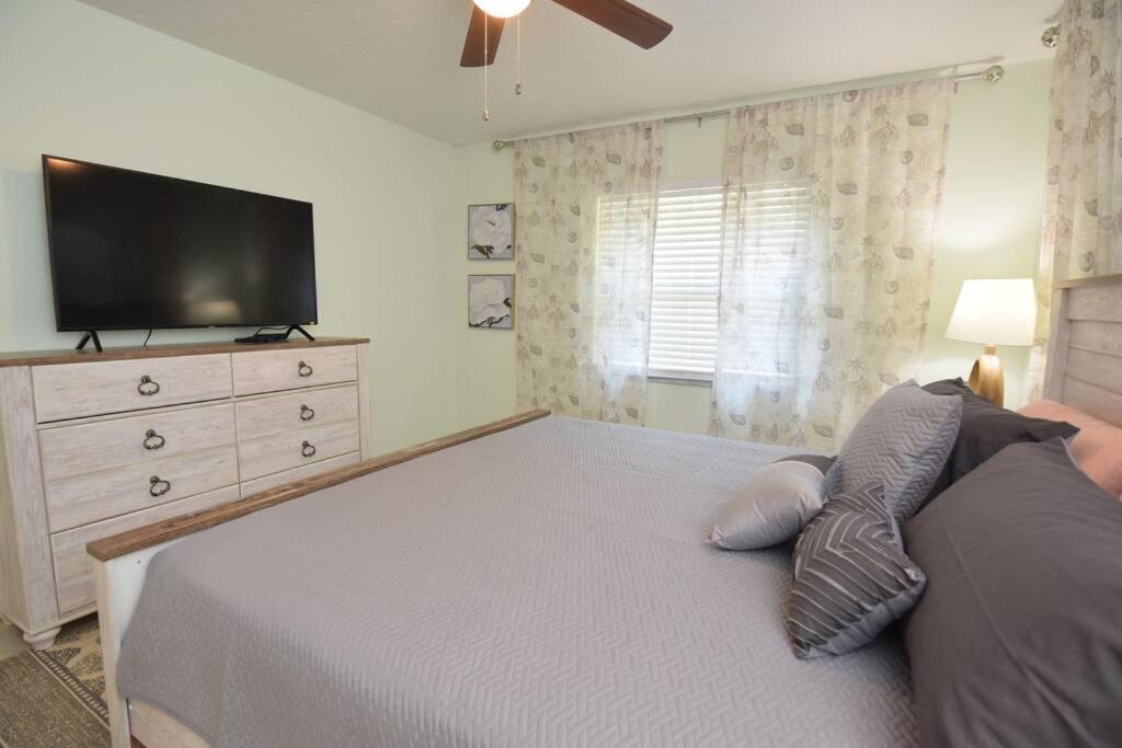 Three-Bedroom House photo 3
