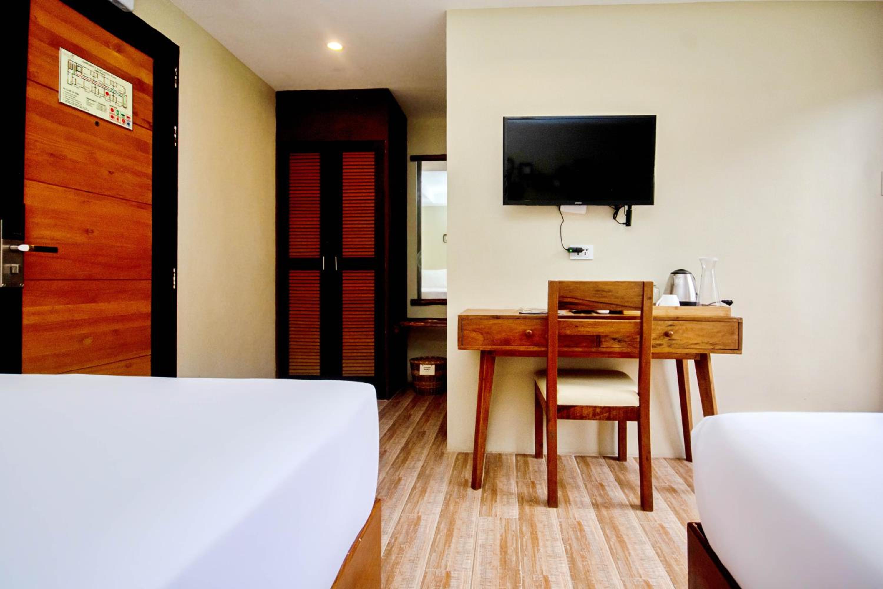 Deluxe Double Room with Balcony - Photo 4