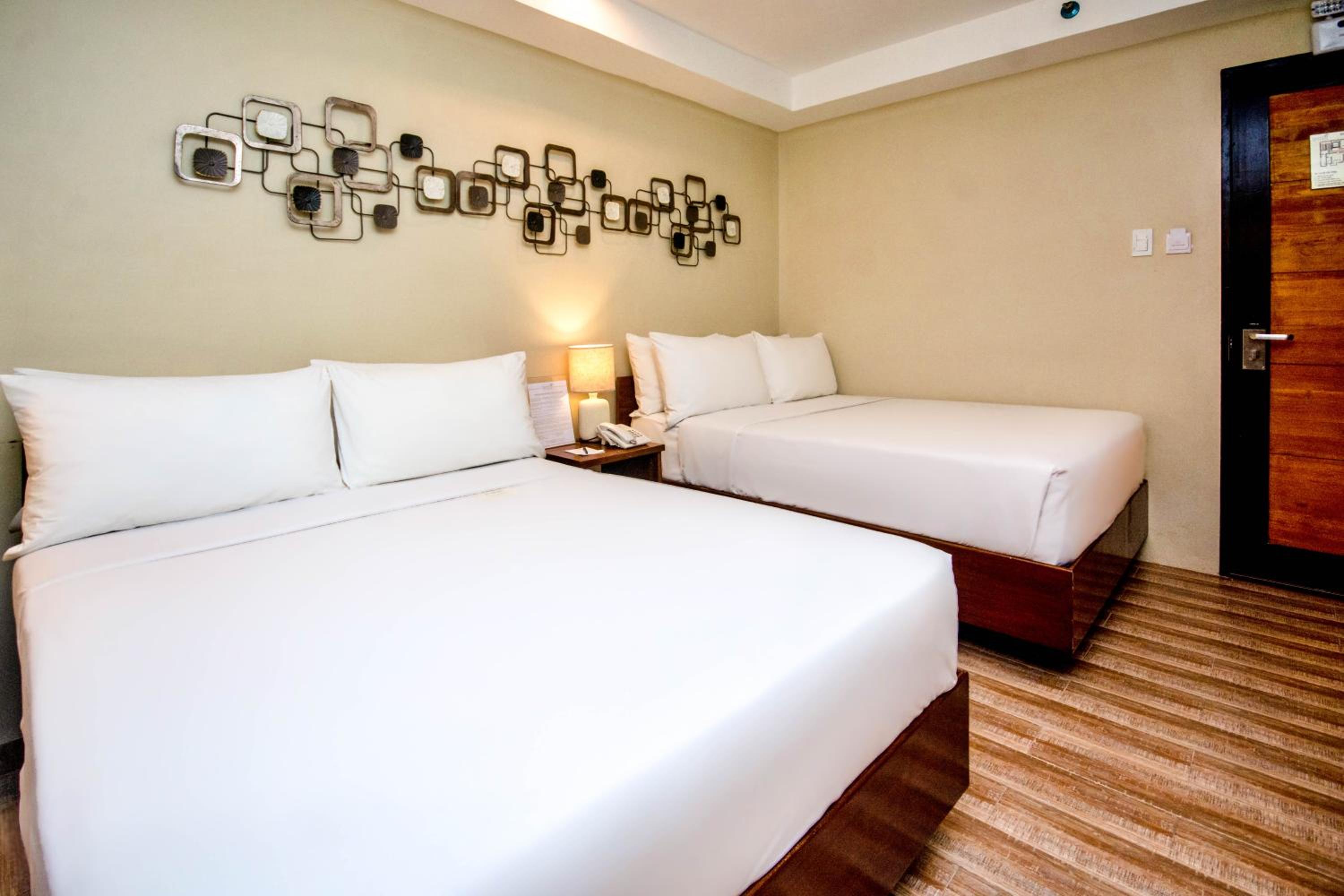 Deluxe Double Room with Balcony - Photo 7