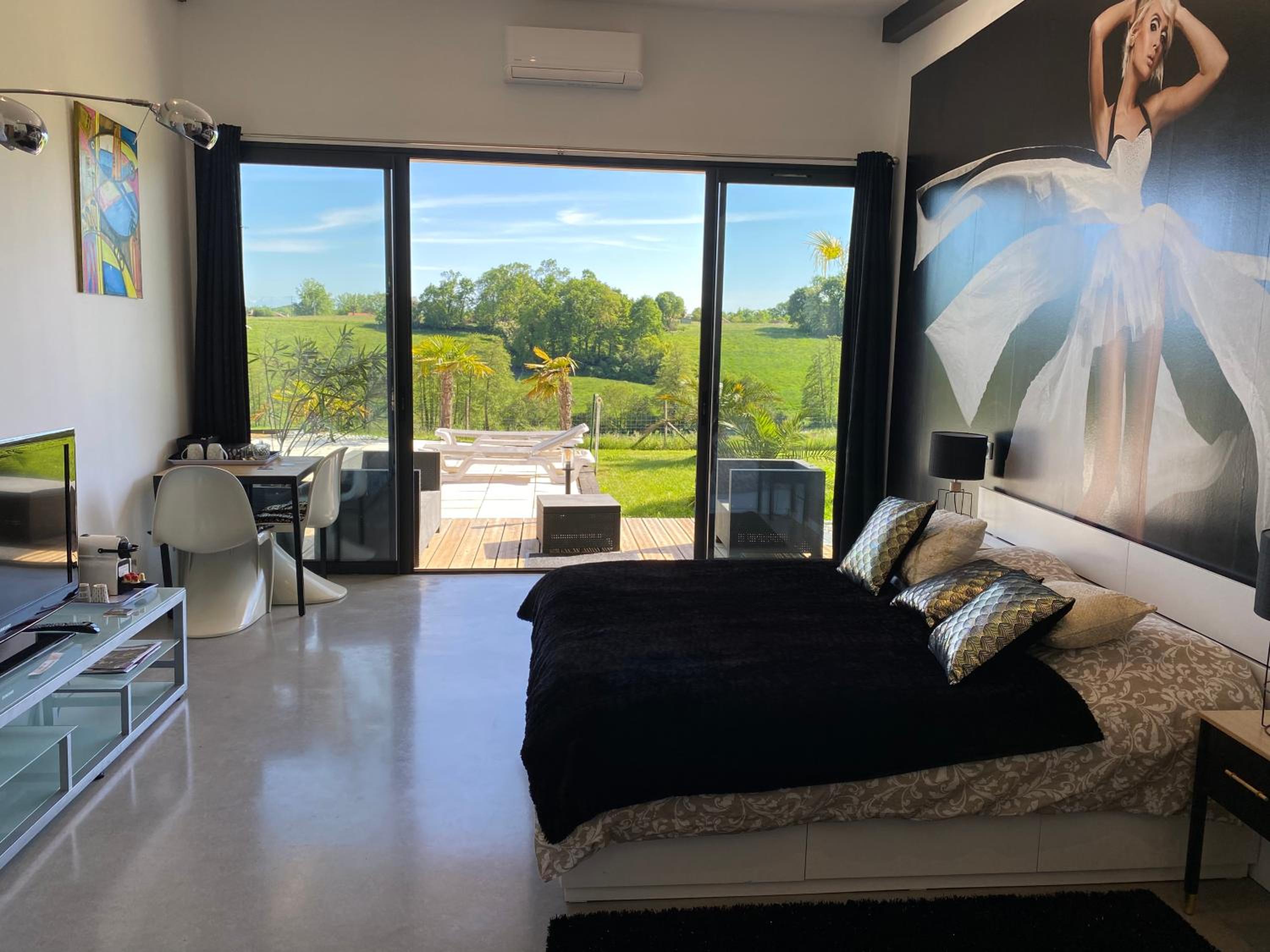 Double Room with Garden and Pool View  - Photo 2