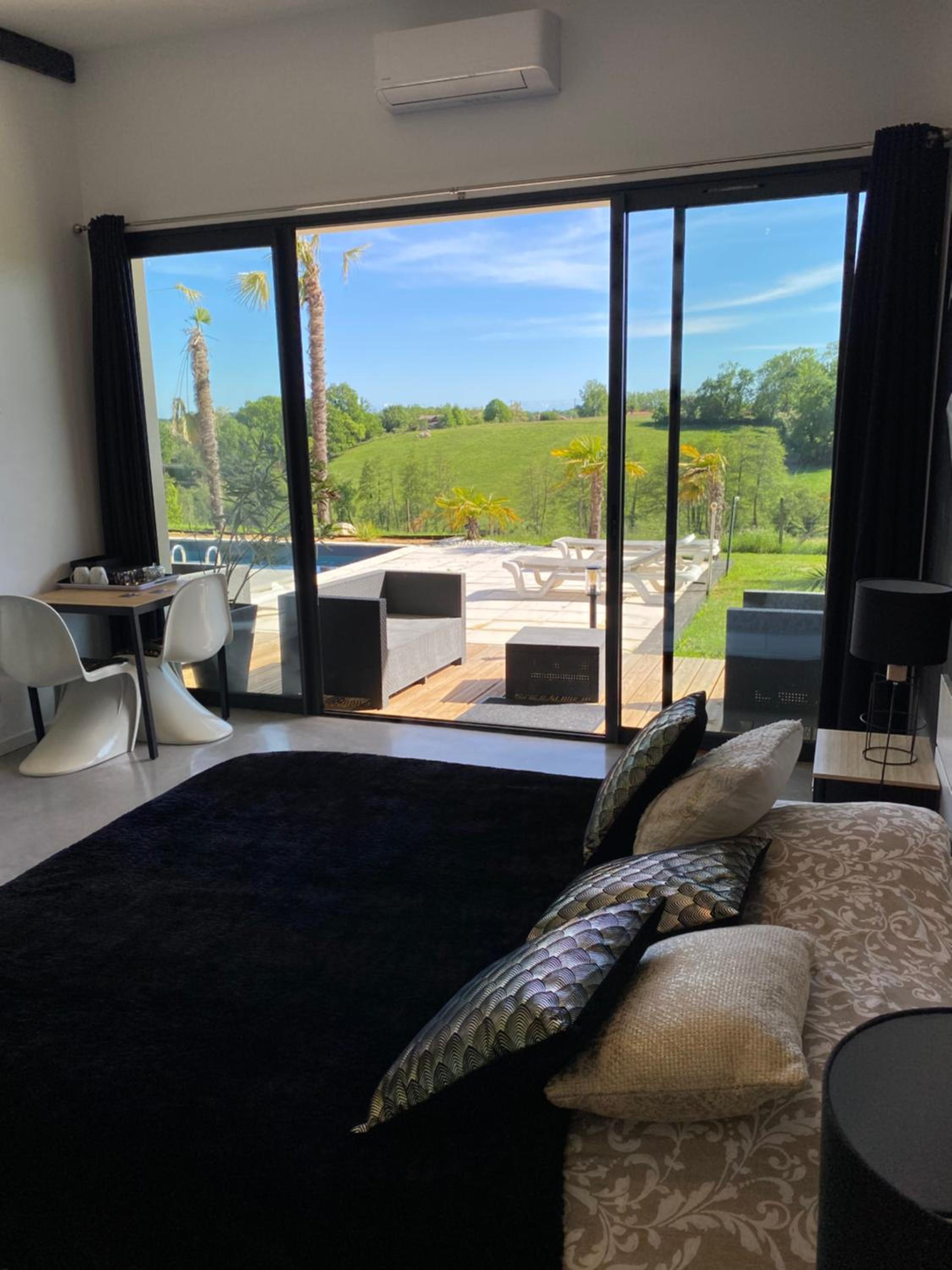 Double Room with Garden and Pool View  - Photo 3