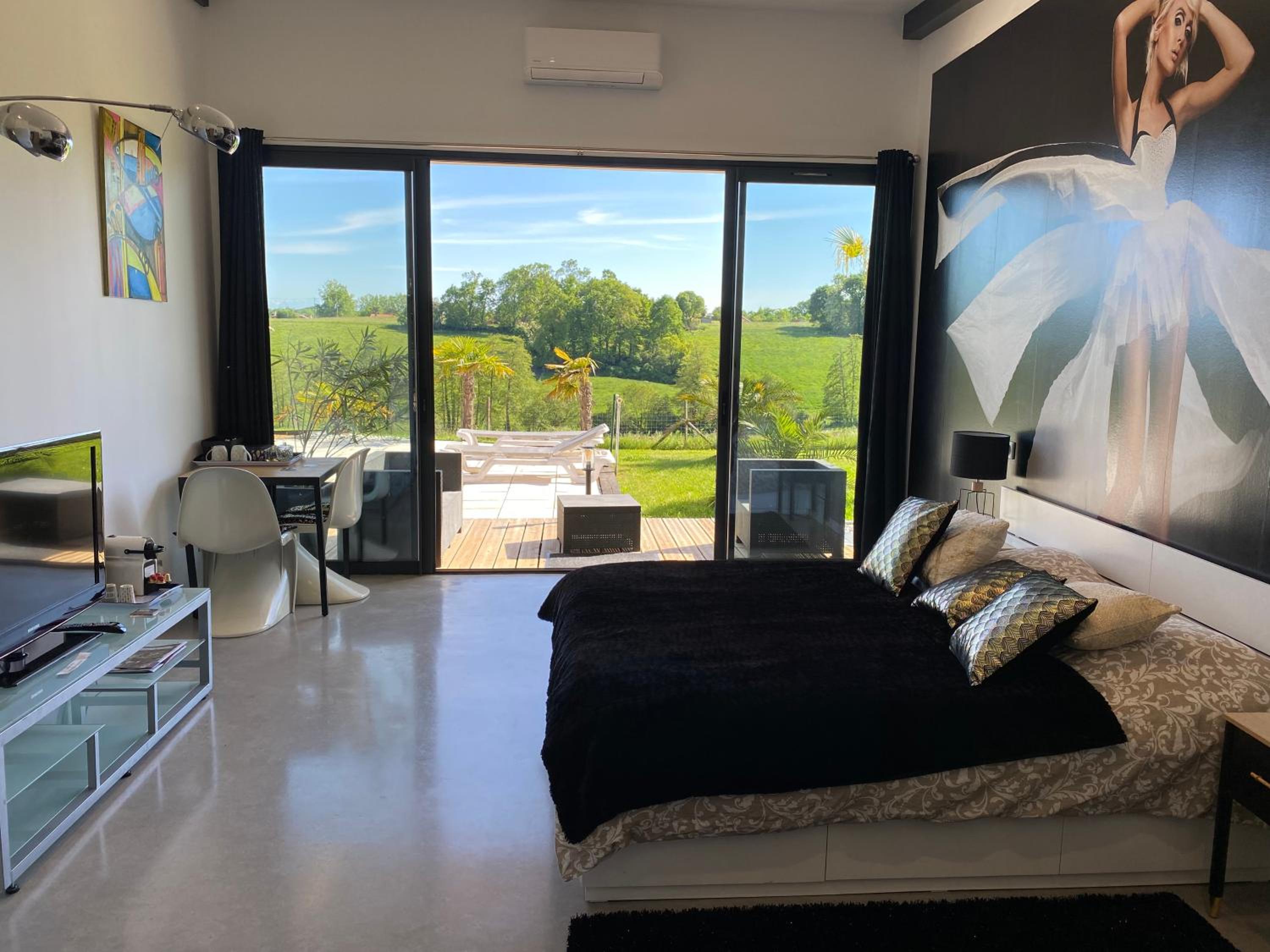 Double Room with Garden and Pool View  - Photo 4