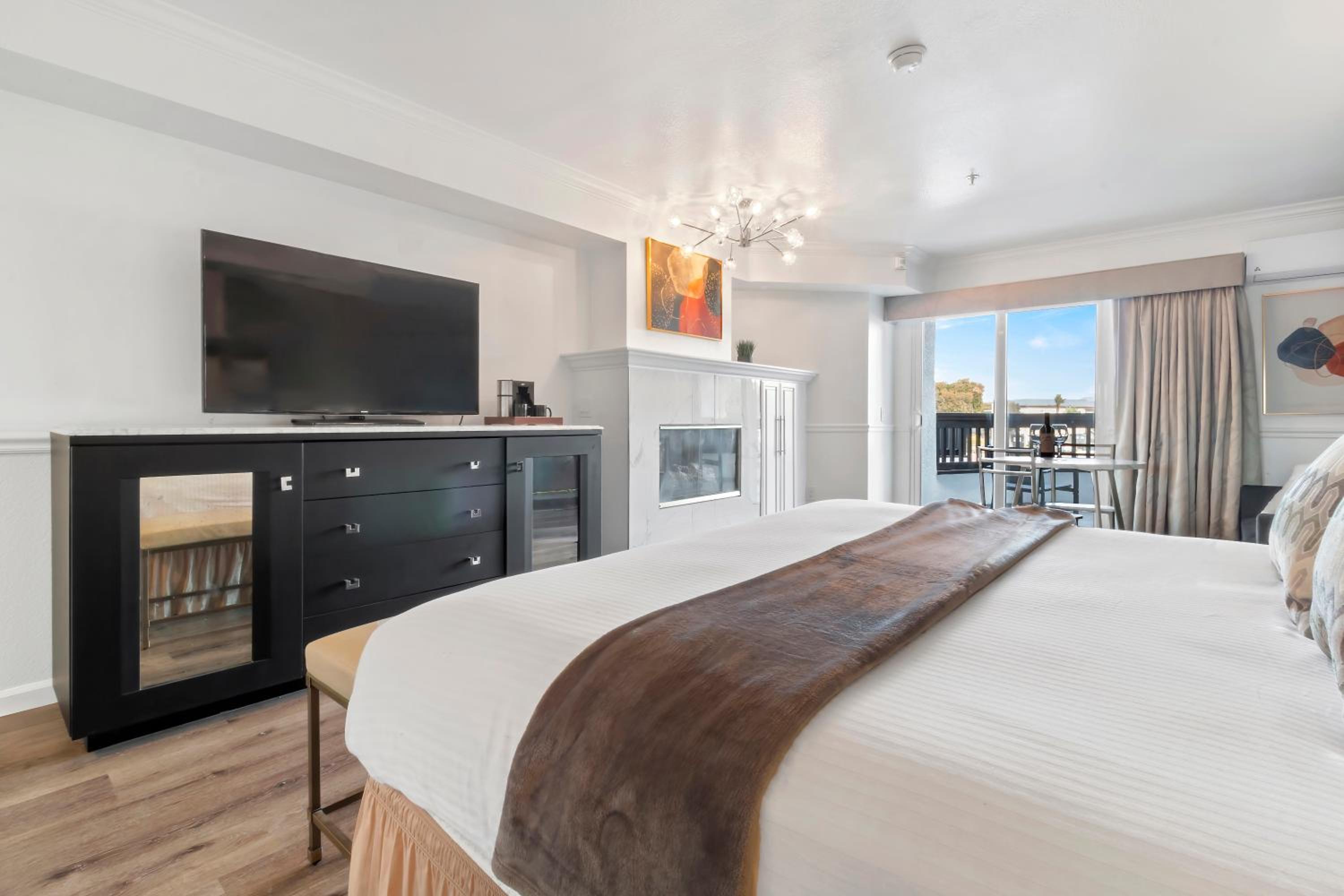King Room with Balcony - Disability Access - Photo 4