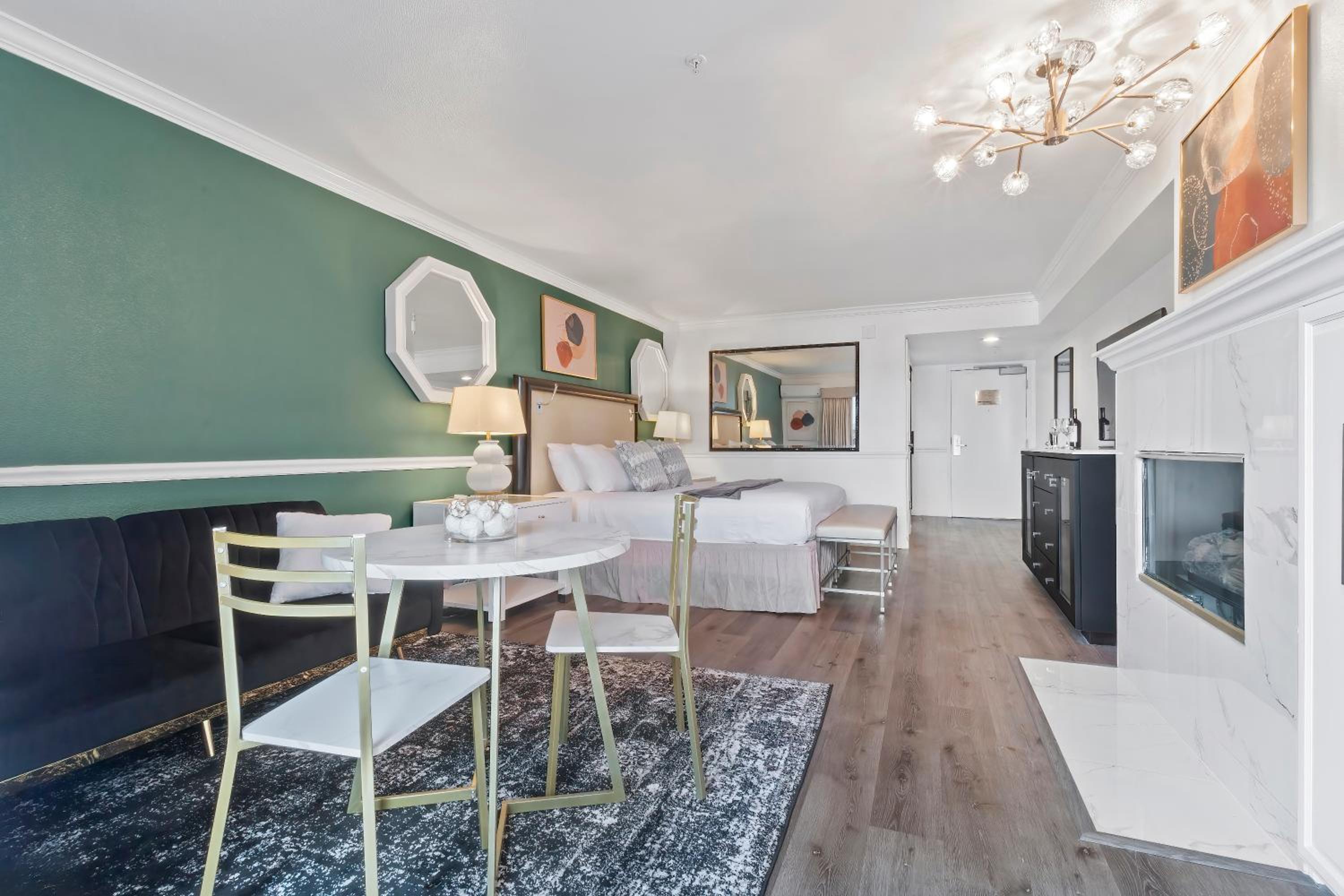 King Room with Balcony - Disability Access - Photo 6