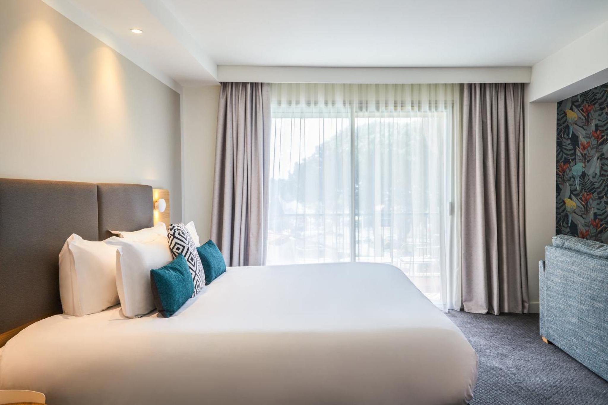 King Suite with Balcony and Pool View - Photo 5