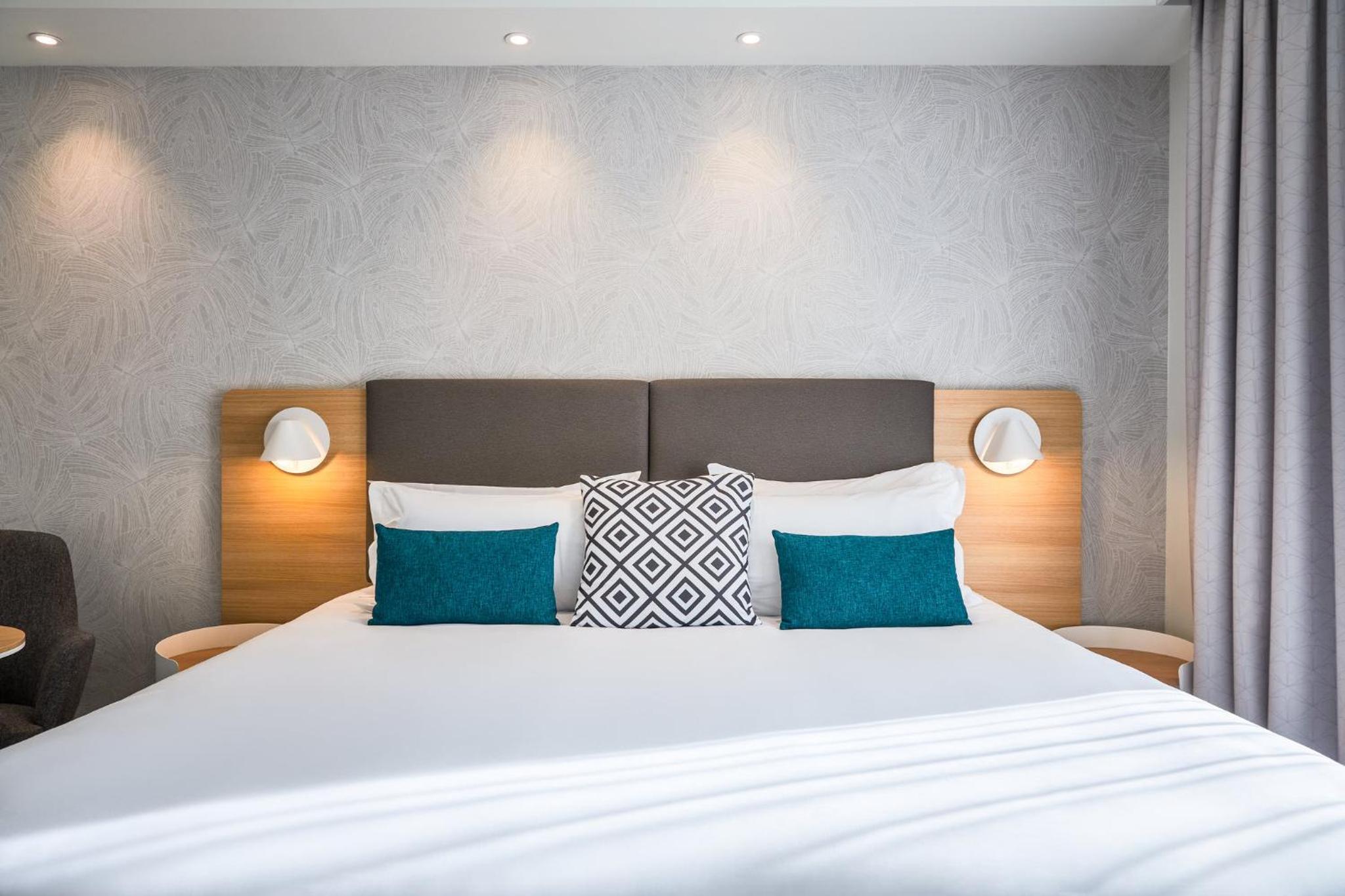 King Room with Balcony and Pool View - Photo 6