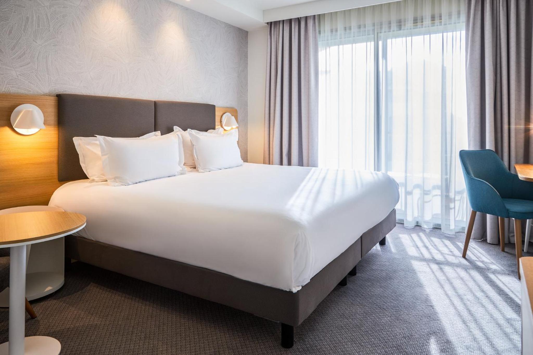 King Room with Balcony and Pool View - Photo 3