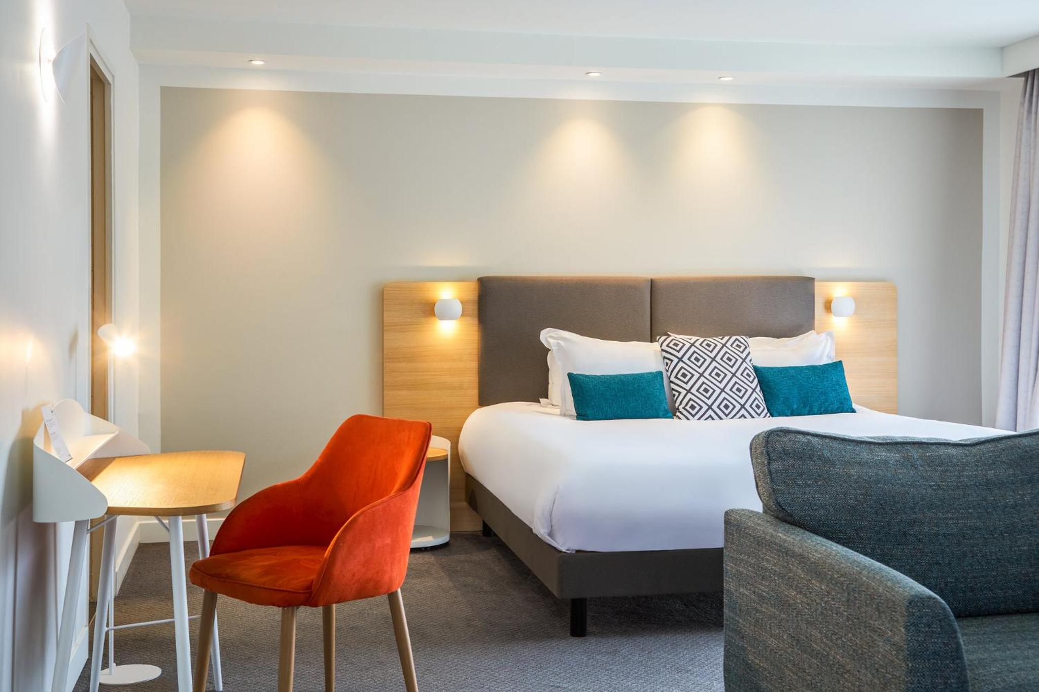 King Suite with Balcony and Pool View - Photo 2