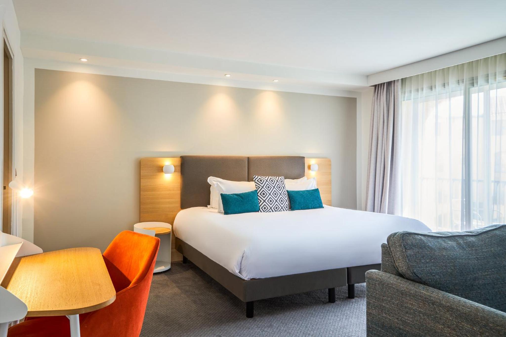 King Suite with Balcony and Pool View - Photo 10
