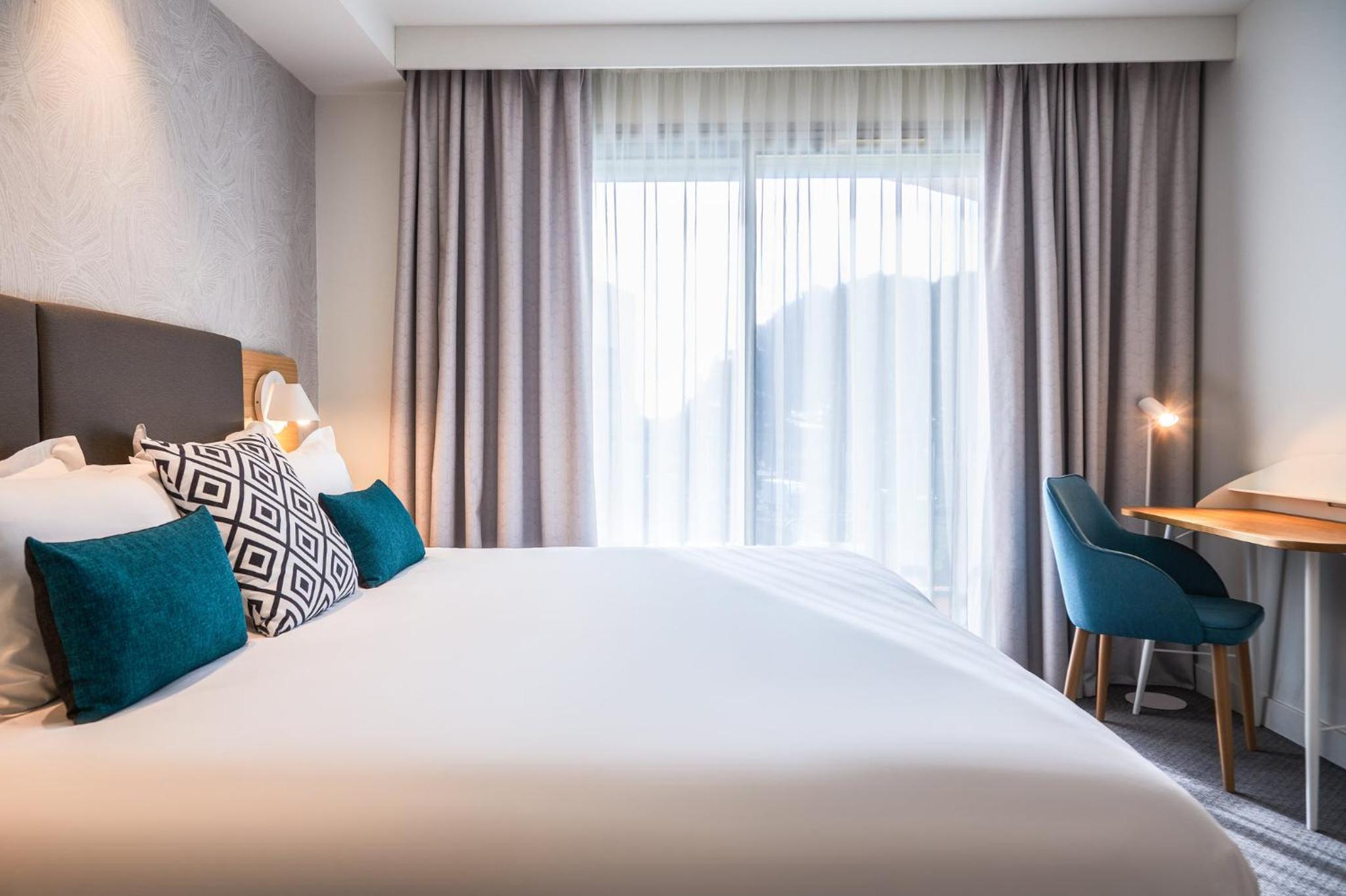 King Room with Balcony and Pool View - Photo 5