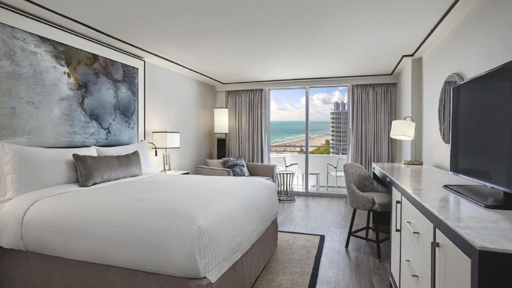 King Room with One King Bed and Balcony (Non Smoking)
