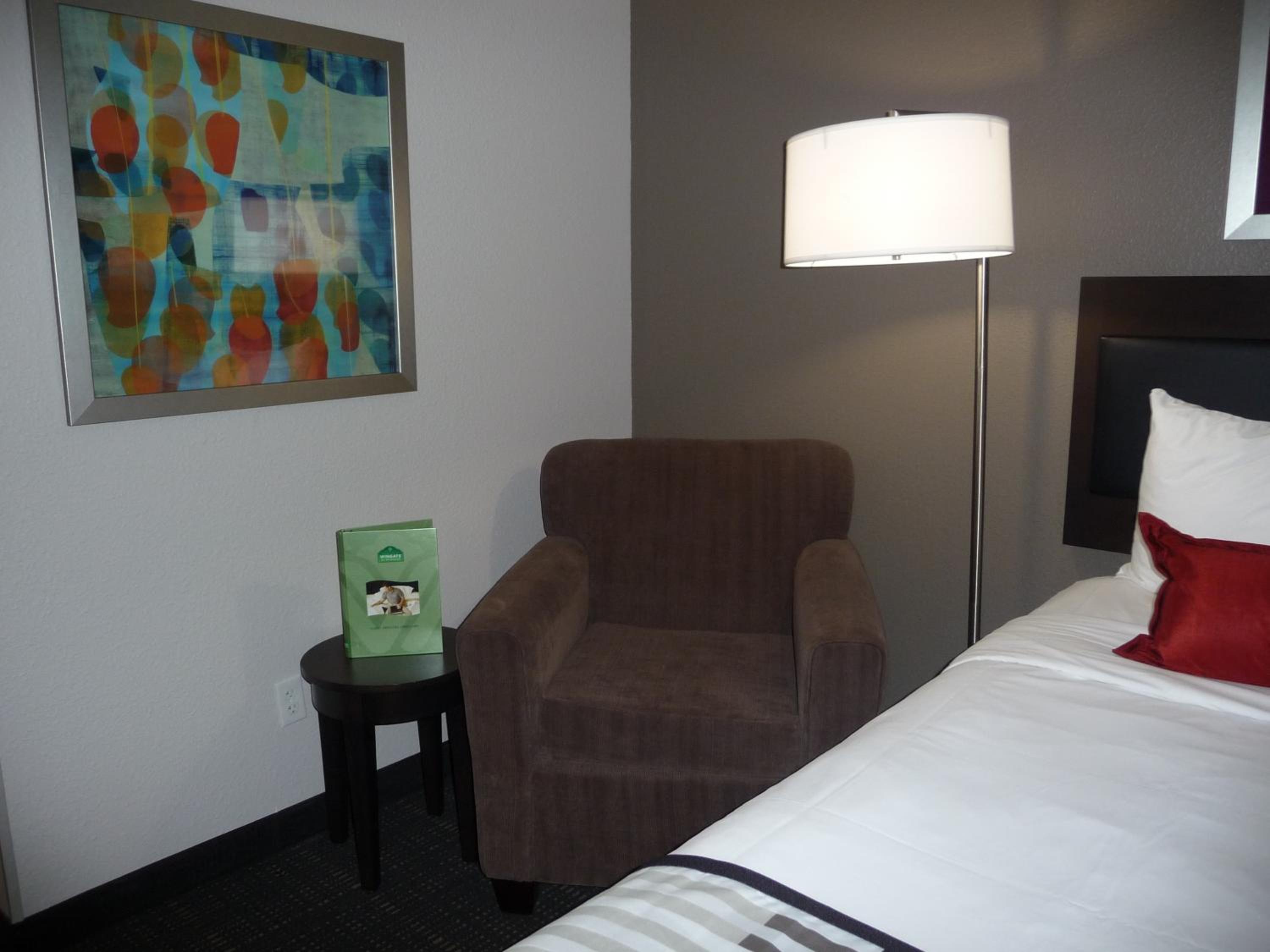 Queen Room with Two Queen Beds - Non-Smoking - Photo 5