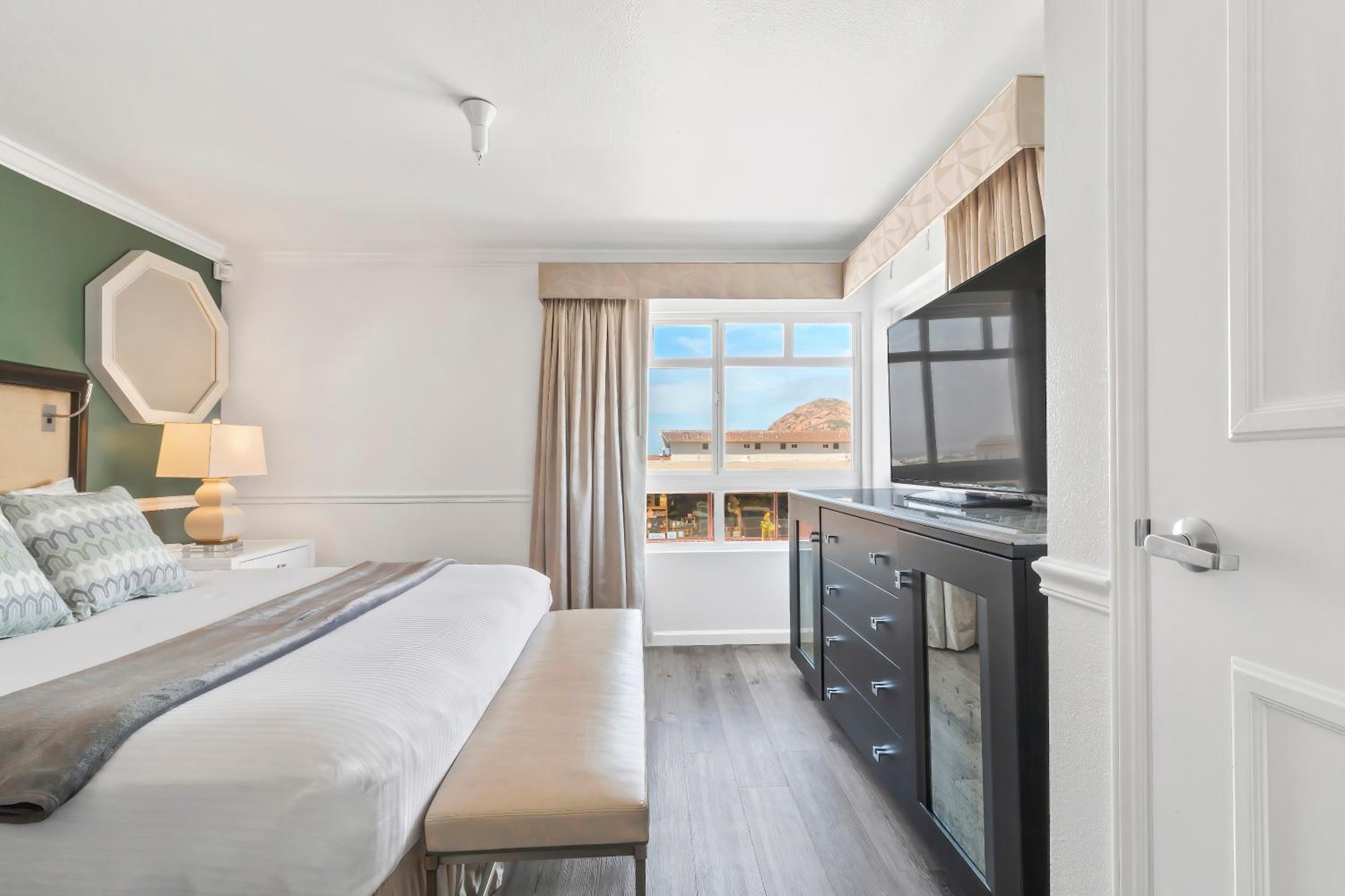 One-Bedroom Suite - Photo 6