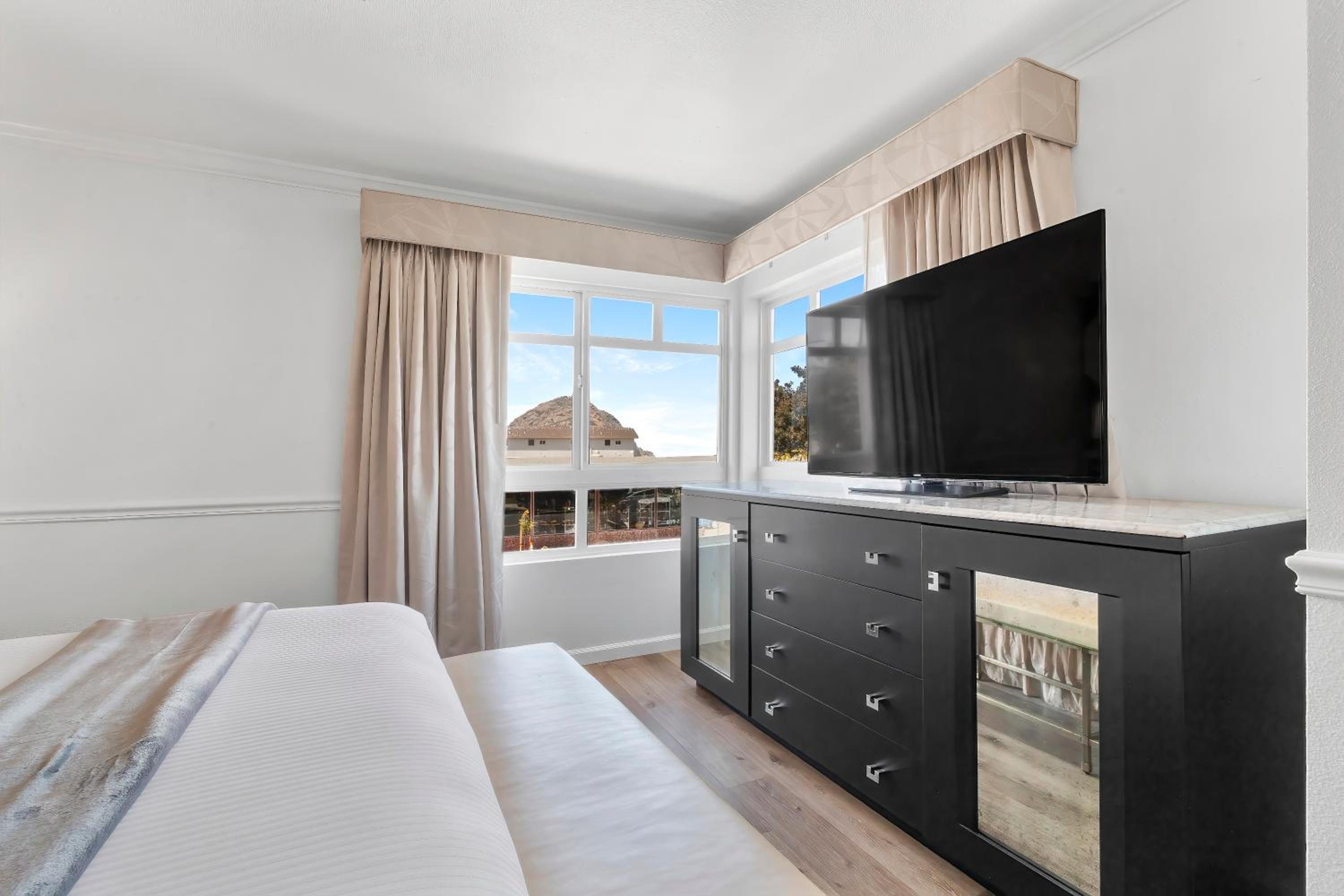 One-Bedroom Suite - Photo 5