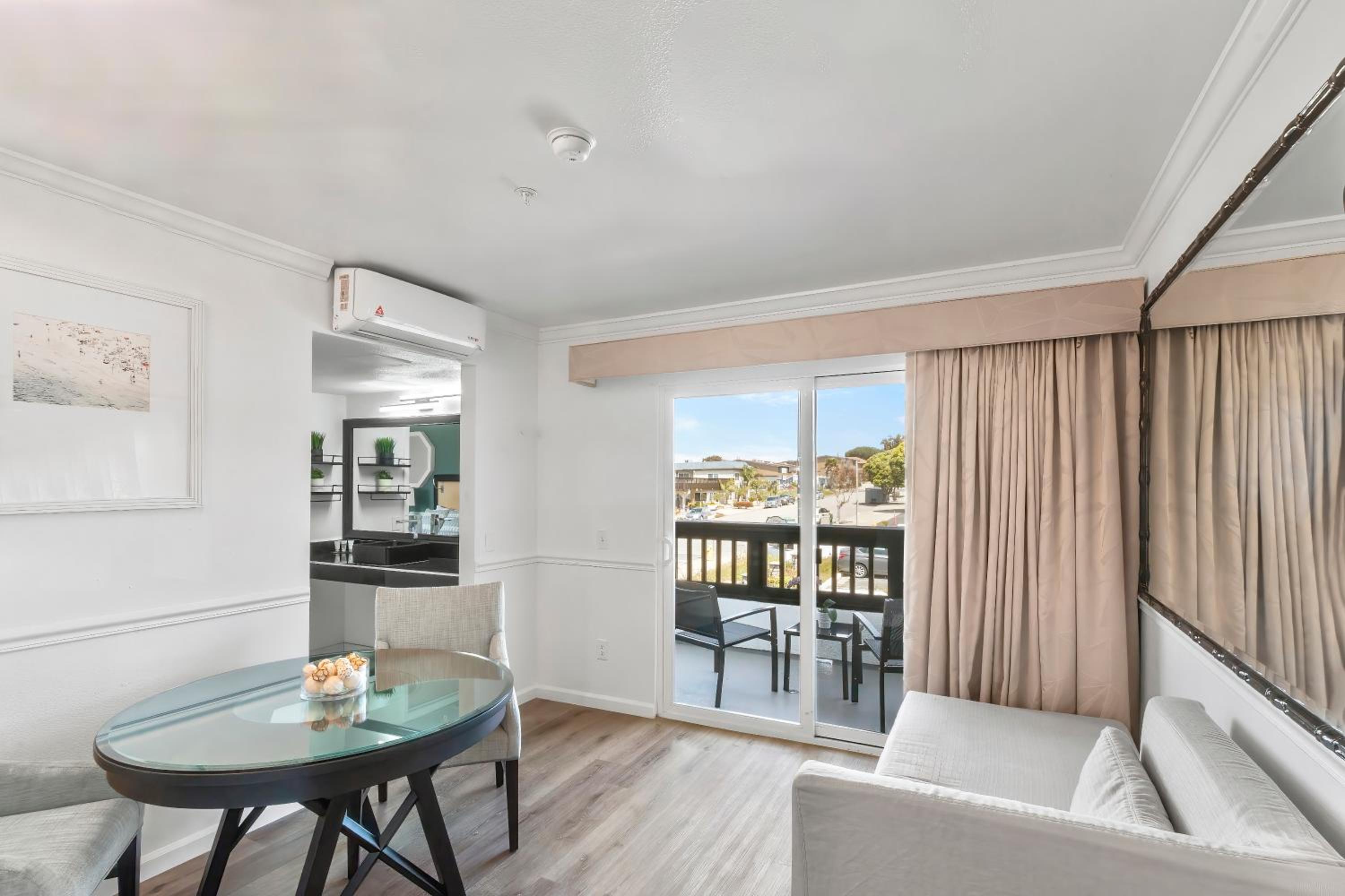 One-Bedroom Suite - Photo 7
