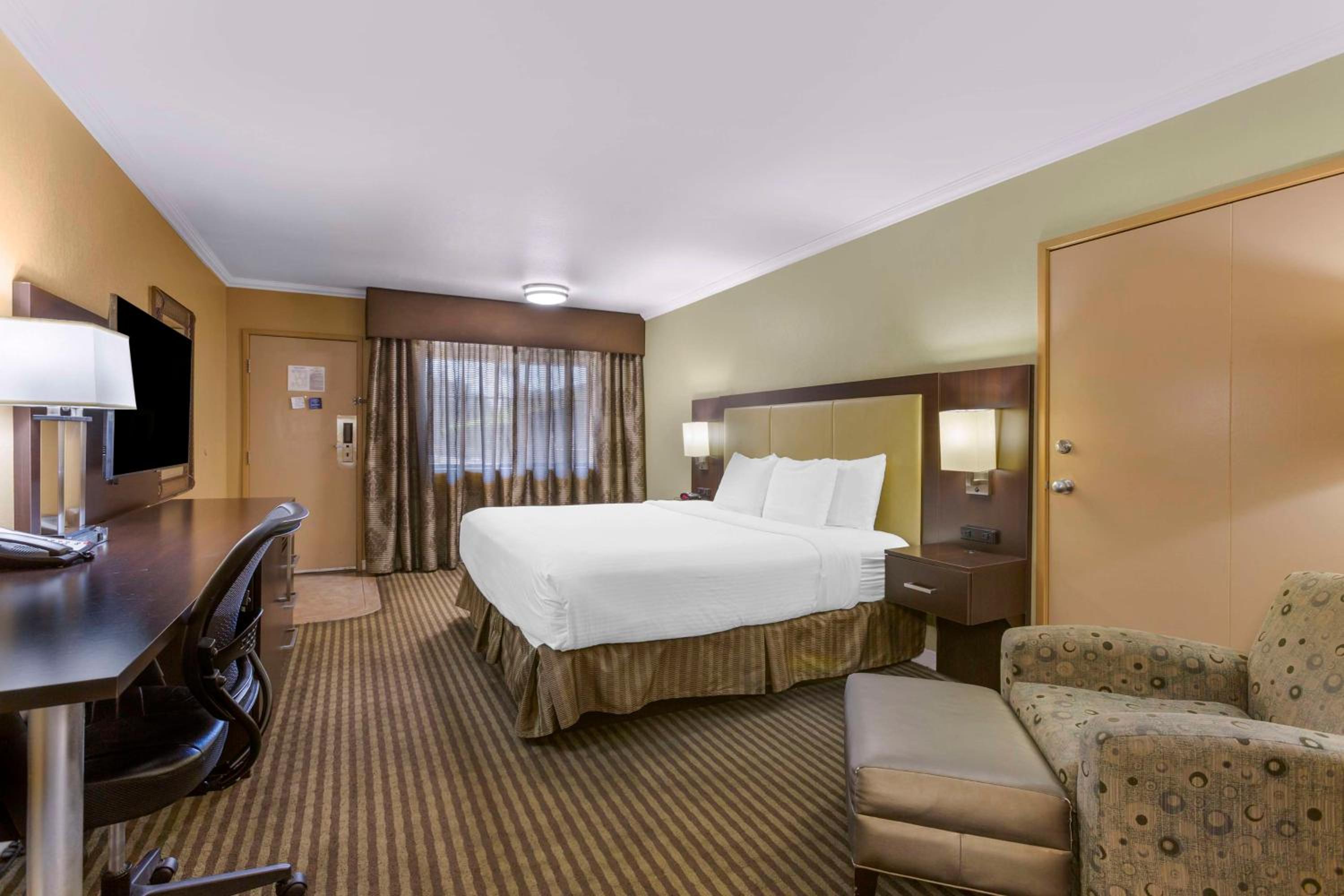 King Room with Walk-In Shower - Mobility Access - Photo 2